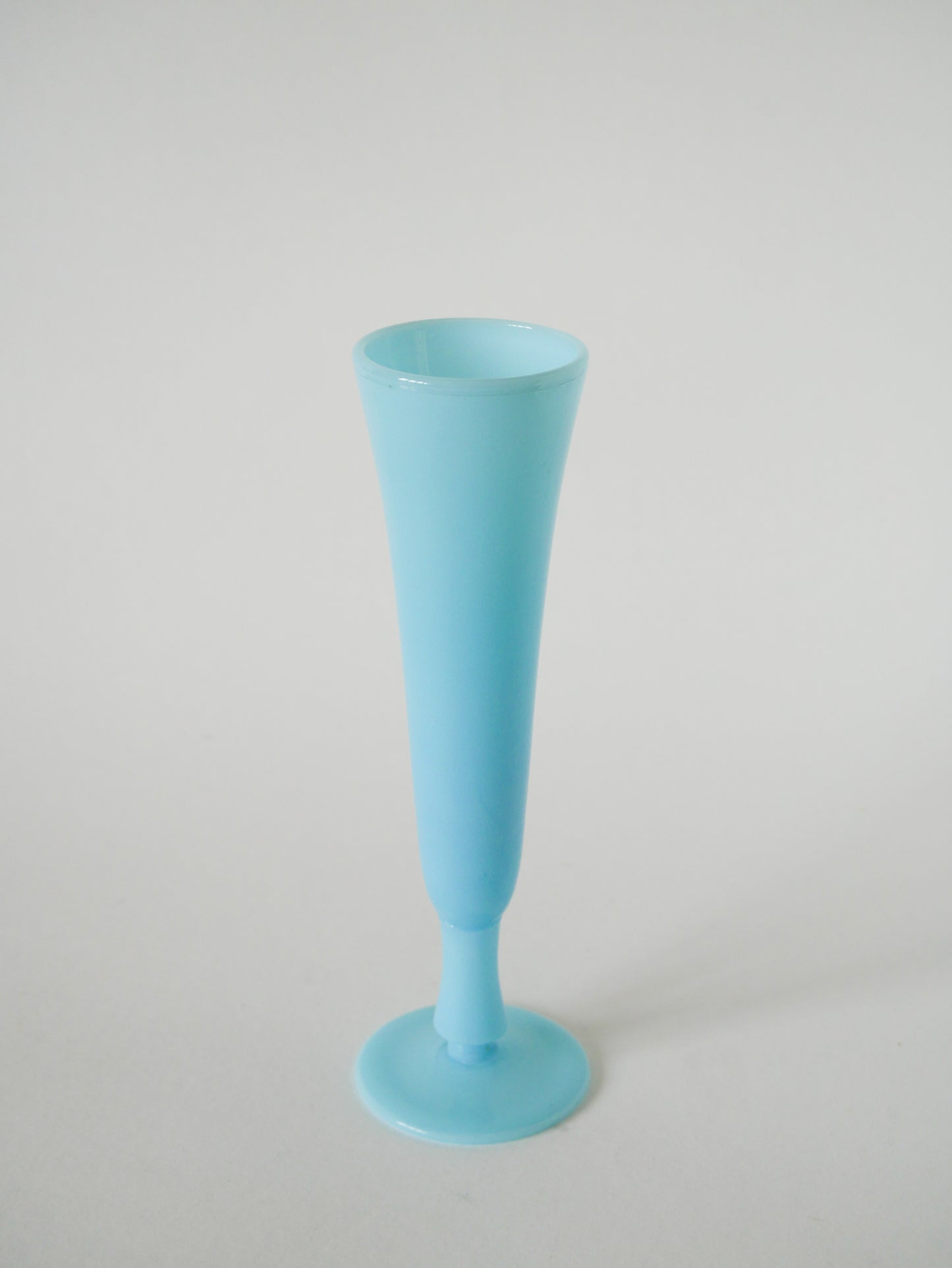 Vase en opaline bleu ciel, 1970