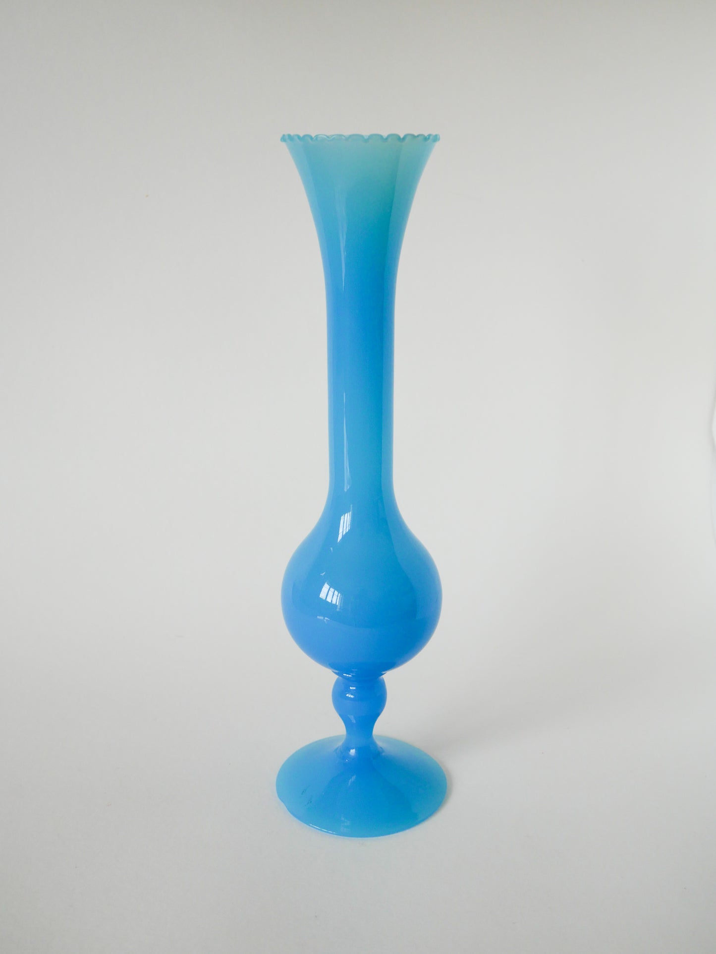 Grand vase en opaline bleu dentelé, 1970