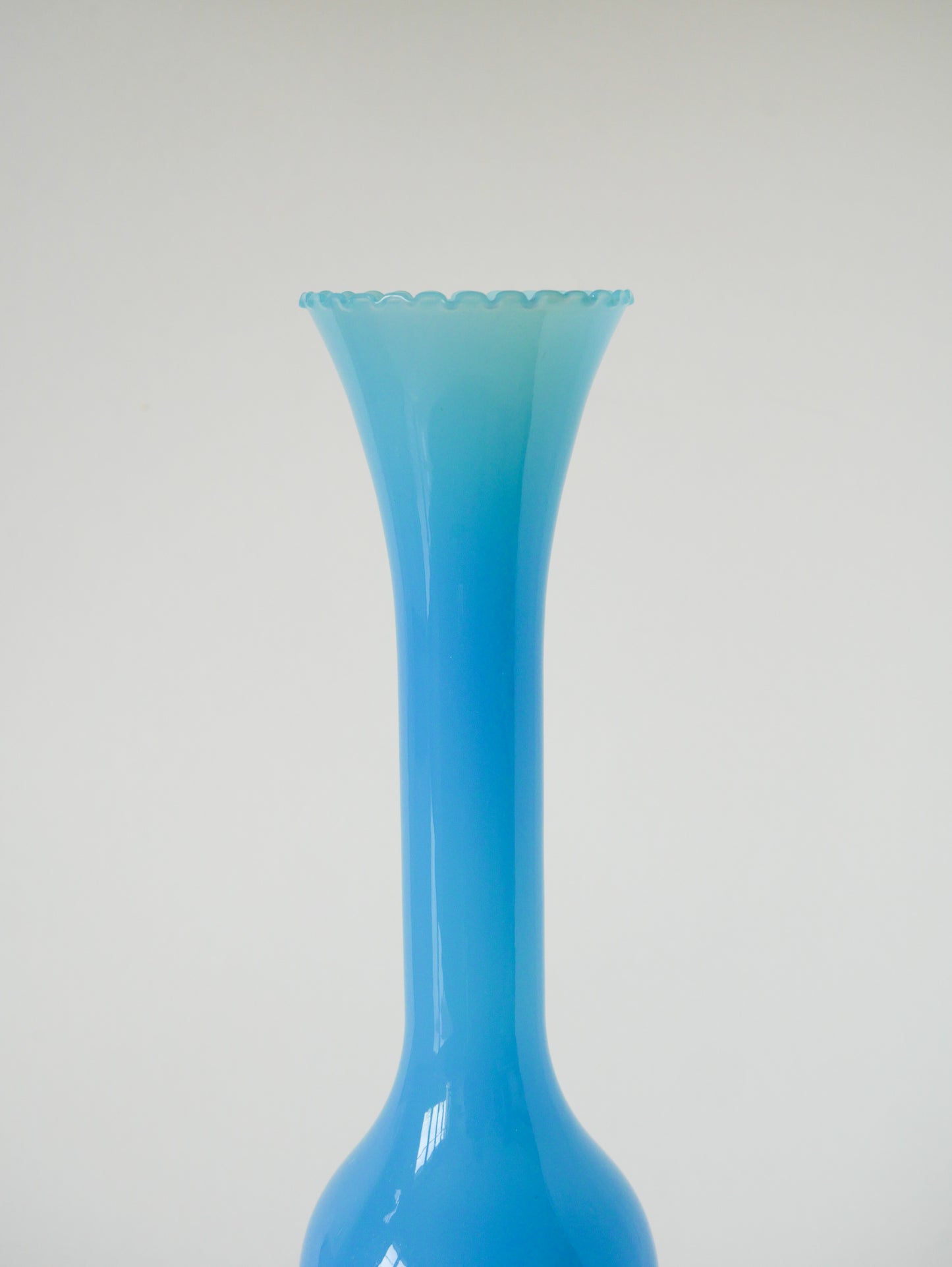 Grand vase en opaline bleu dentelé, 1970