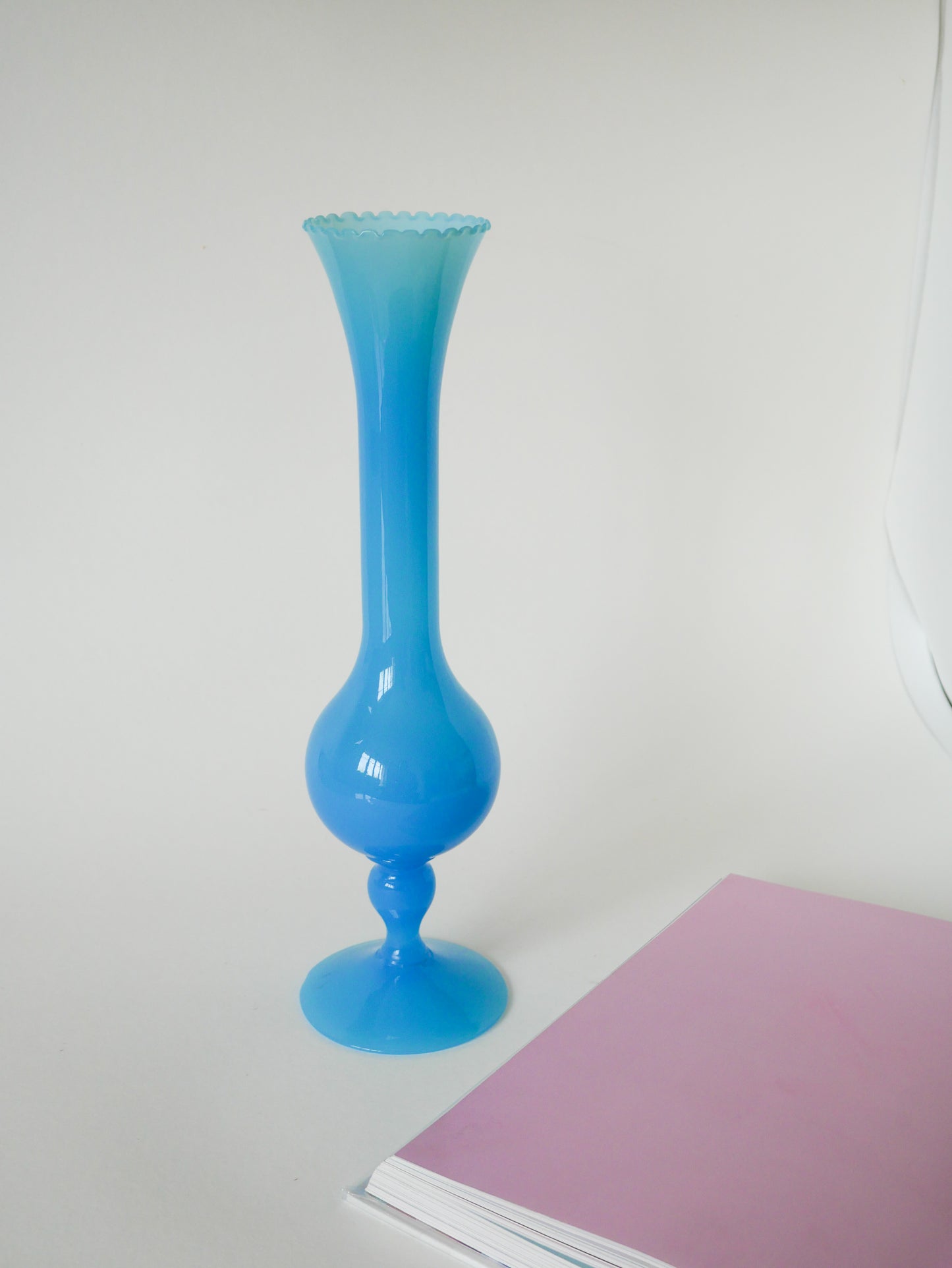 Grand vase en opaline bleu dentelé, 1970