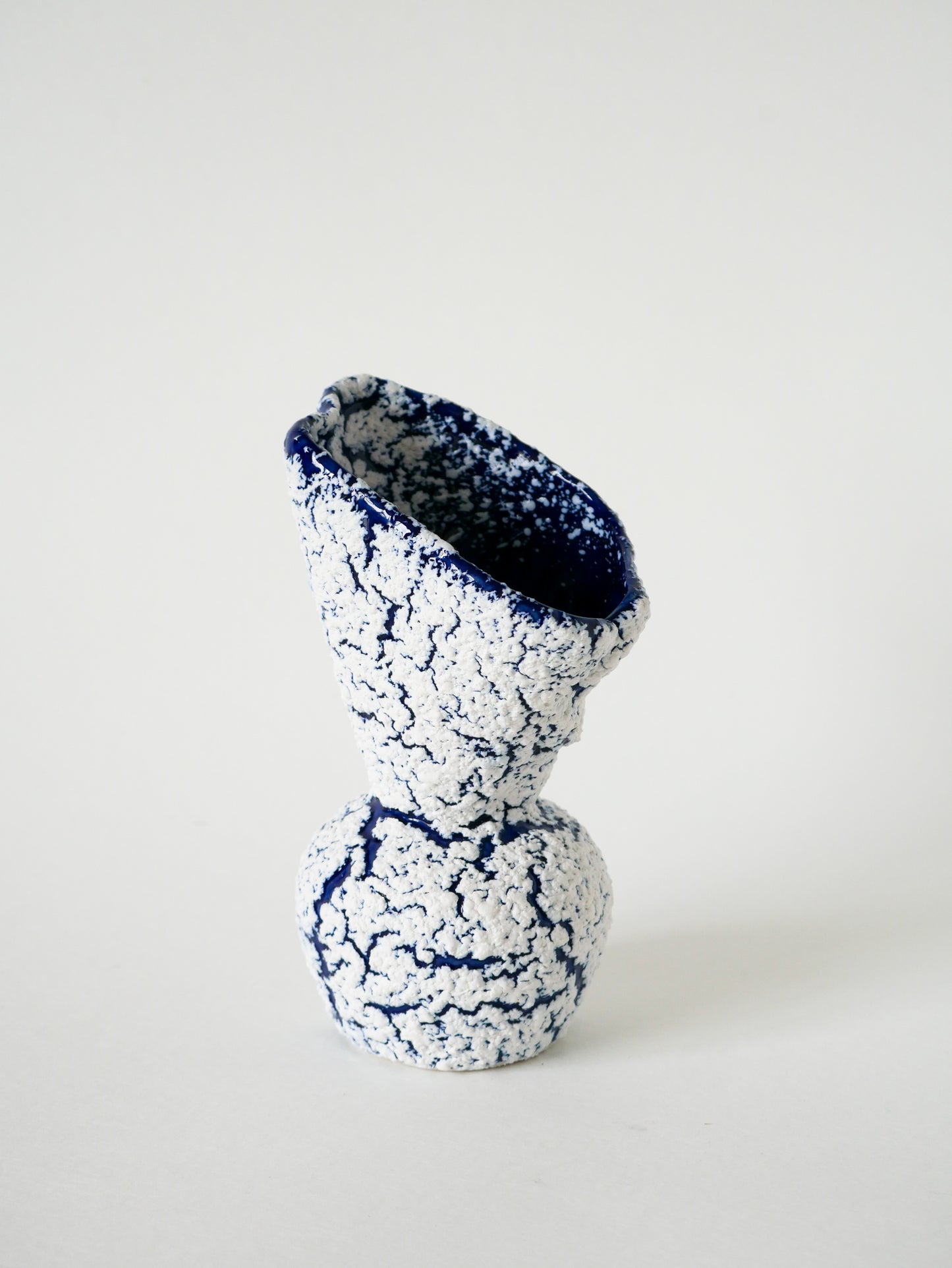 Vase en Fat Lava blanc et bleu Klein, Grès des Neiges, 1970