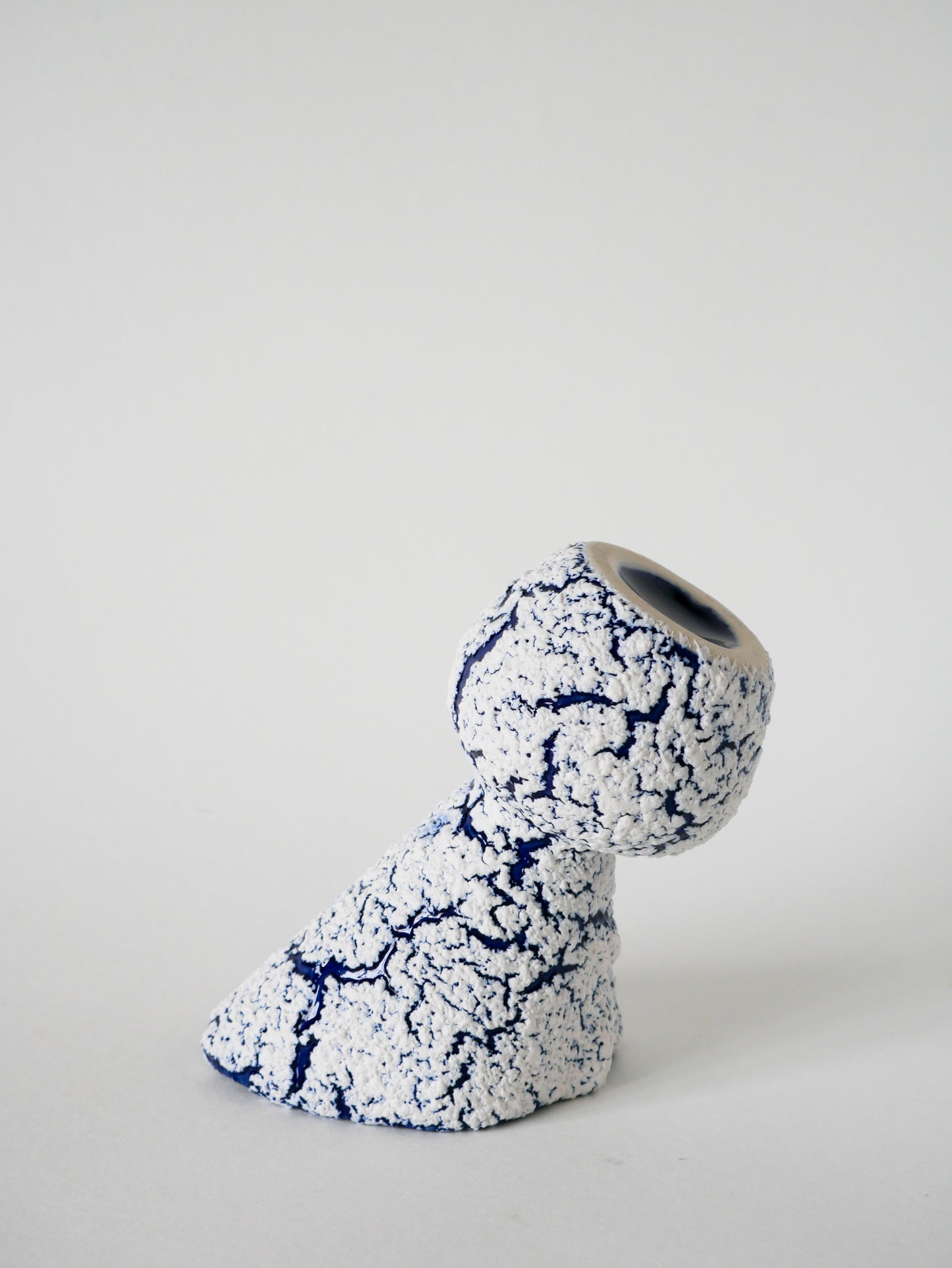 Vase en Fat Lava blanc et bleu Klein, Grès des Neiges, 1970