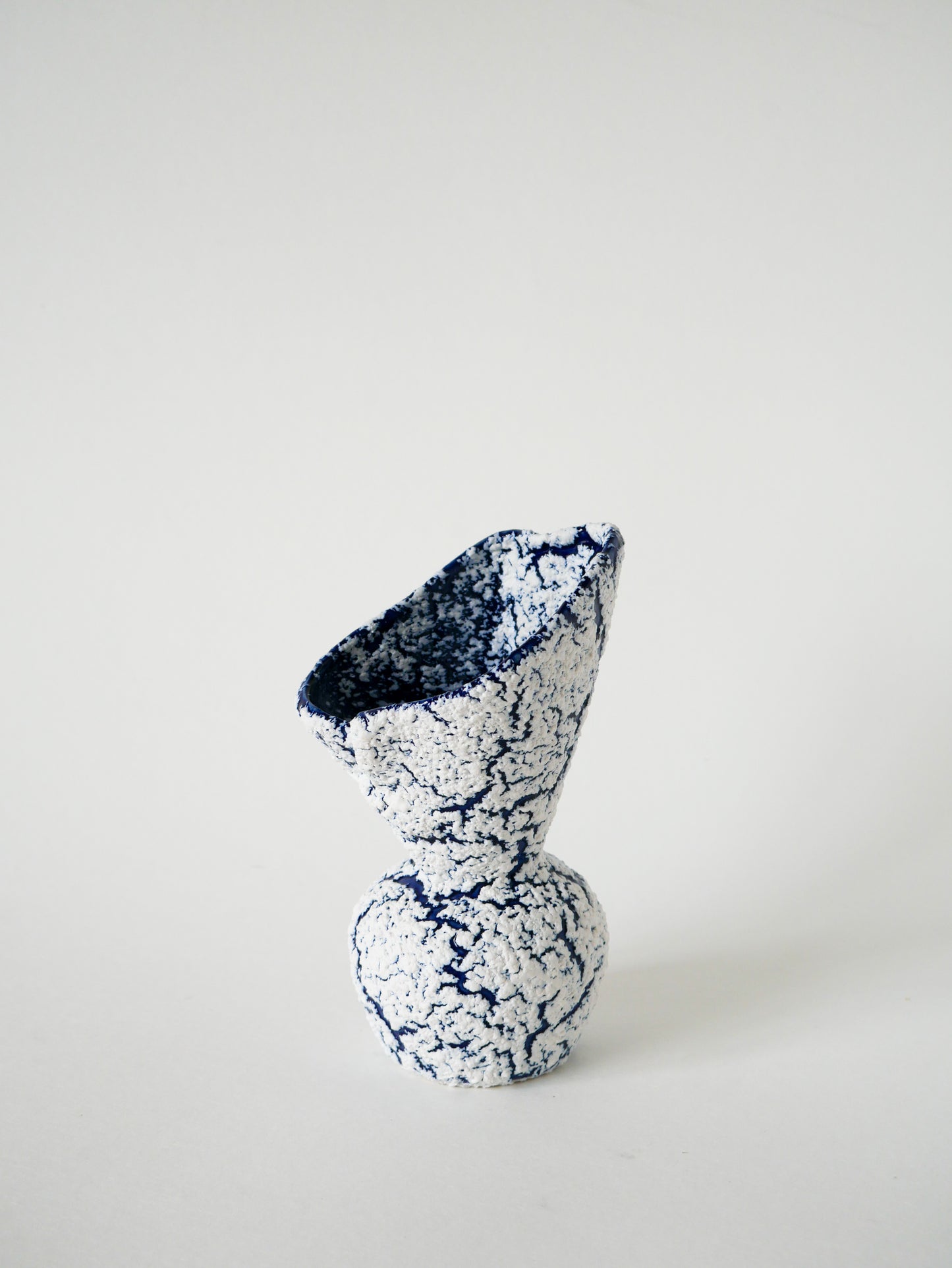 Vase en Fat Lava blanc et bleu Klein, Grès des Neiges, 1970