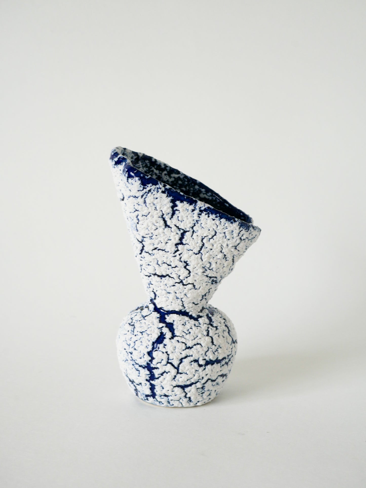 Vase en Fat Lava blanc et bleu Klein, Grès des Neiges, 1970