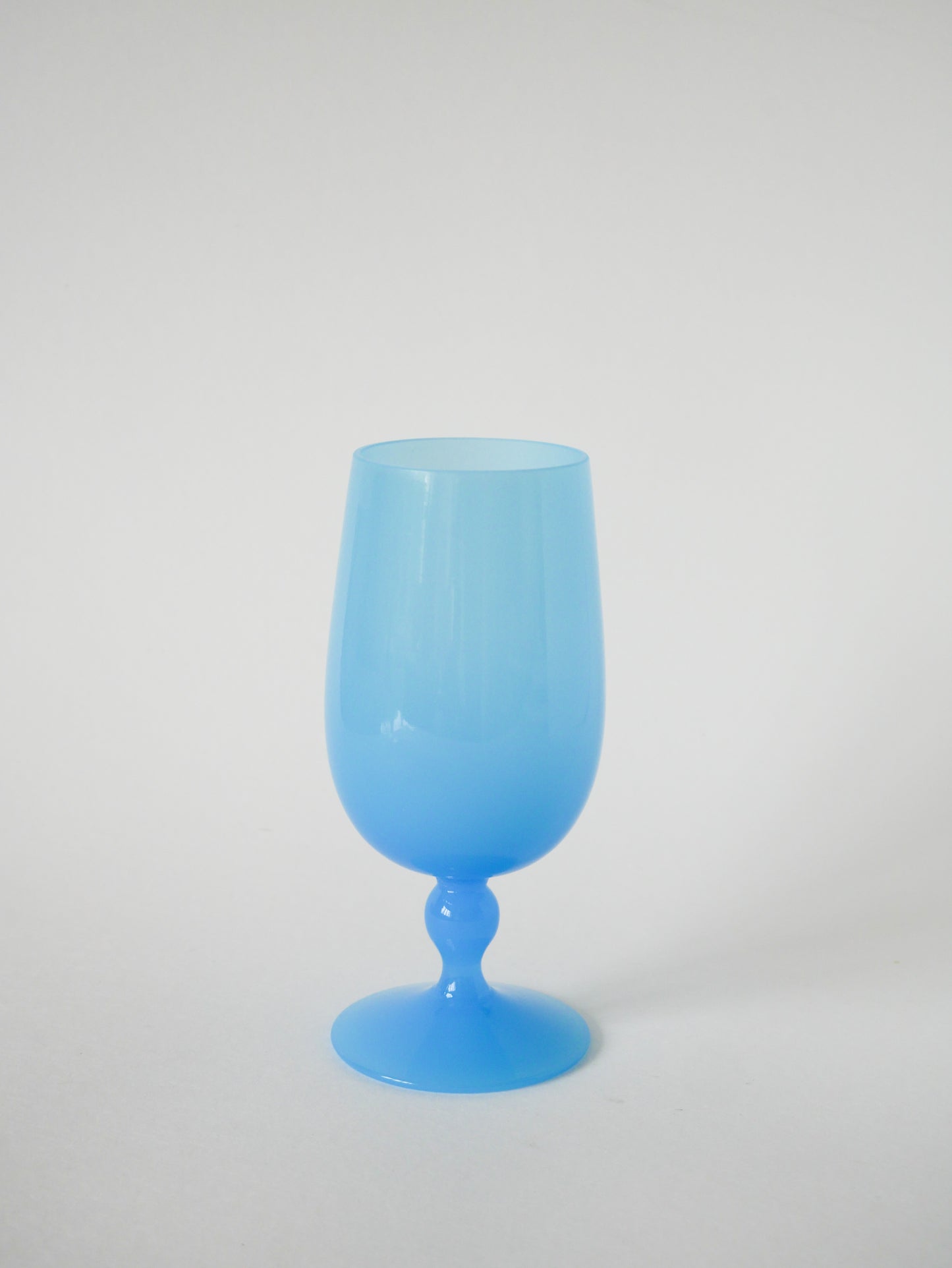 Vase en opaline bleu ciel, 1960