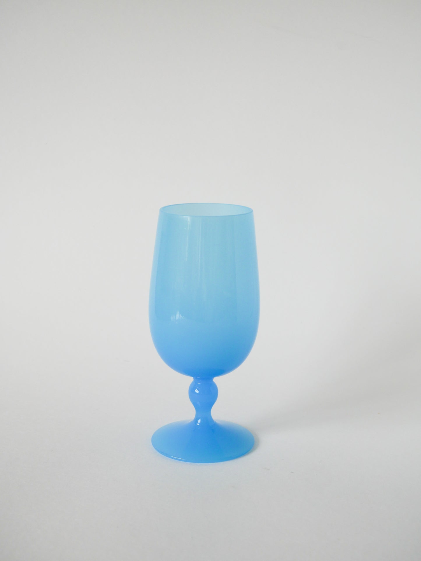 Vase en opaline bleu ciel, 1960