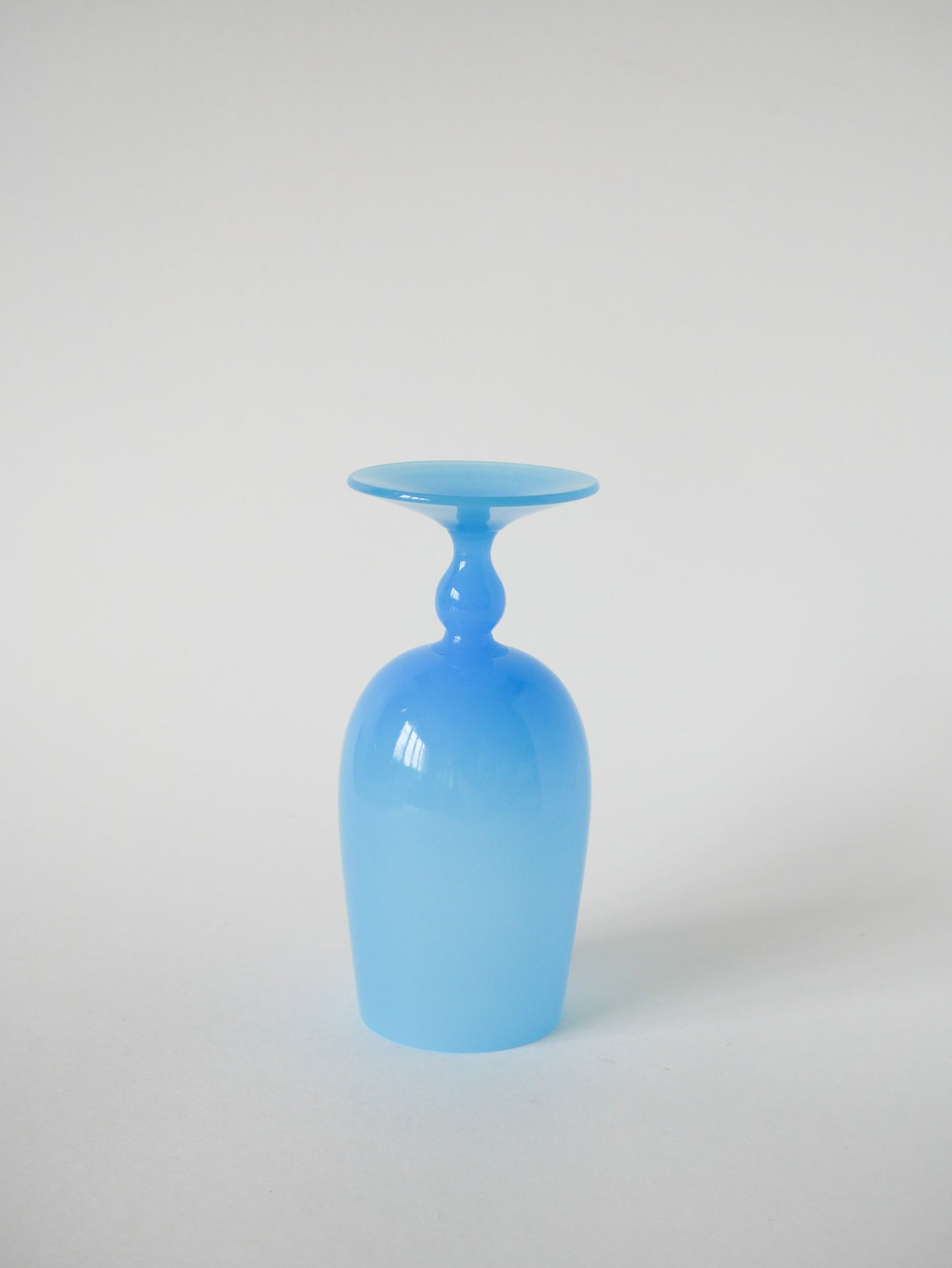 Vase en opaline bleu ciel, 1960