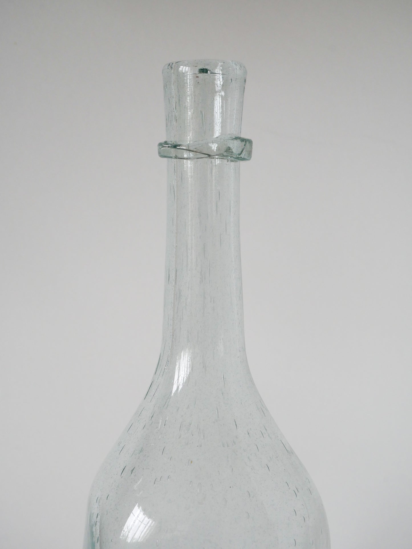 Grande bouteille en verre bullé style Biot, 1970