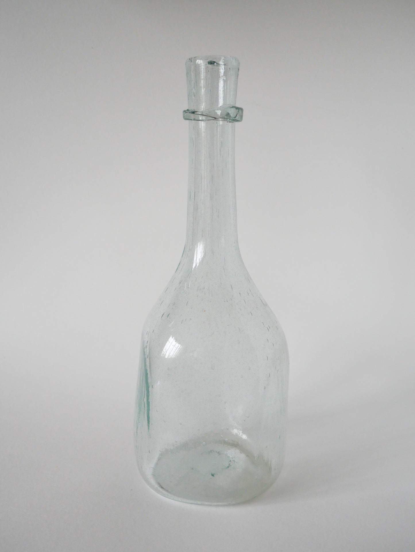 Grande bouteille en verre bullé style Biot, 1970