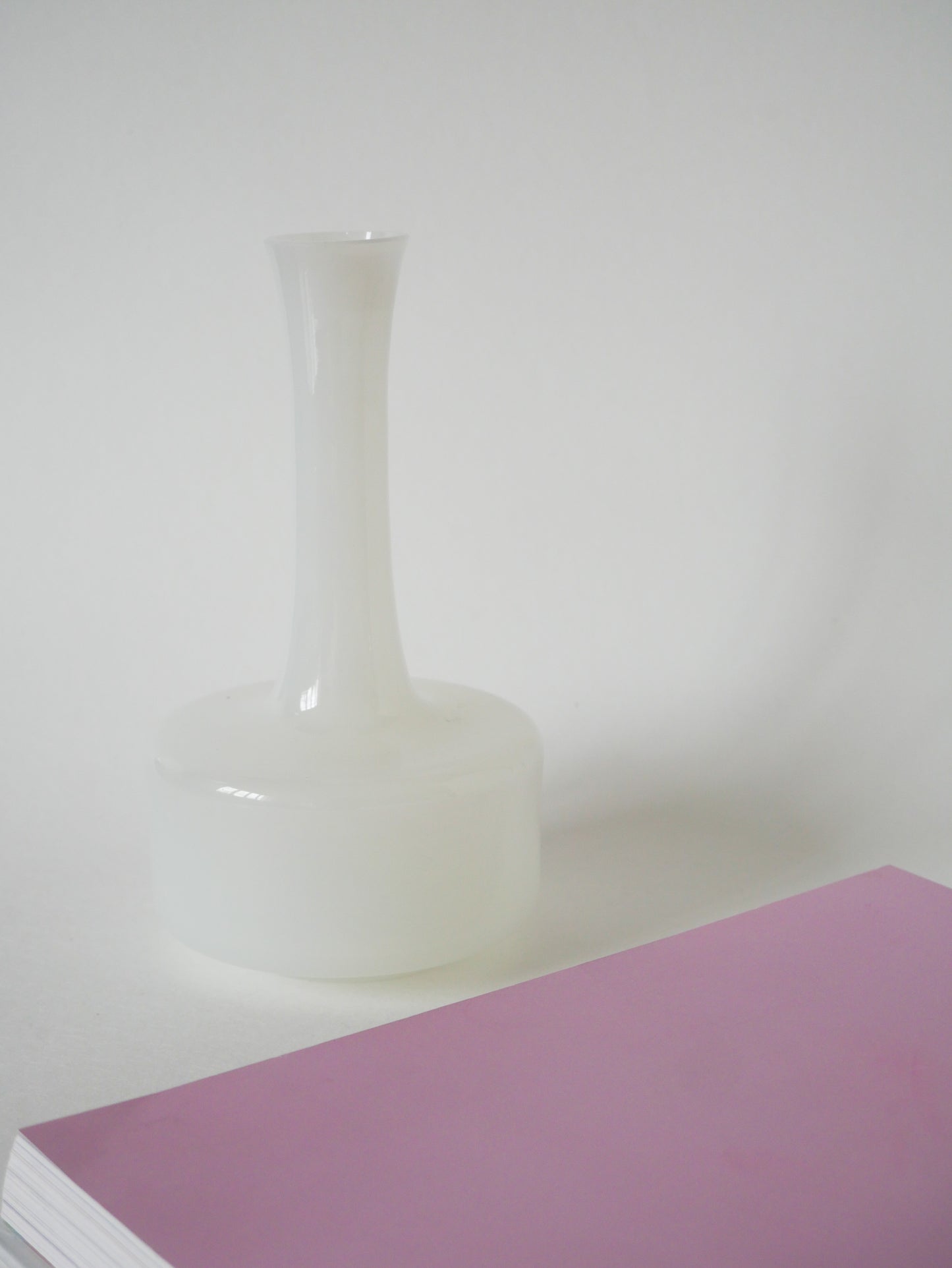 Vase en opaline blanc graphique, 1960, 20 X 11 cm