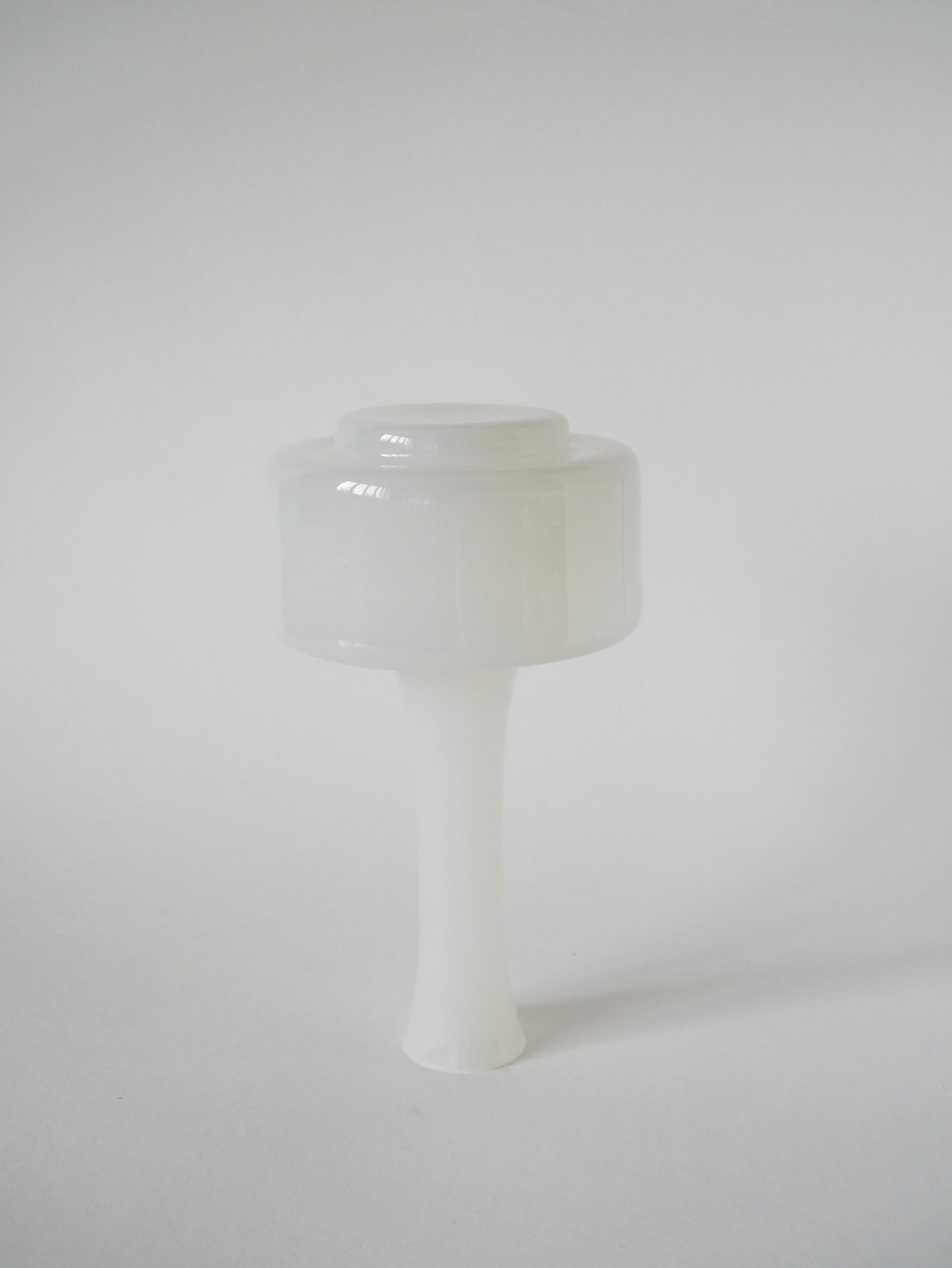 Vase en opaline blanc graphique, 1960, 20 X 11 cm