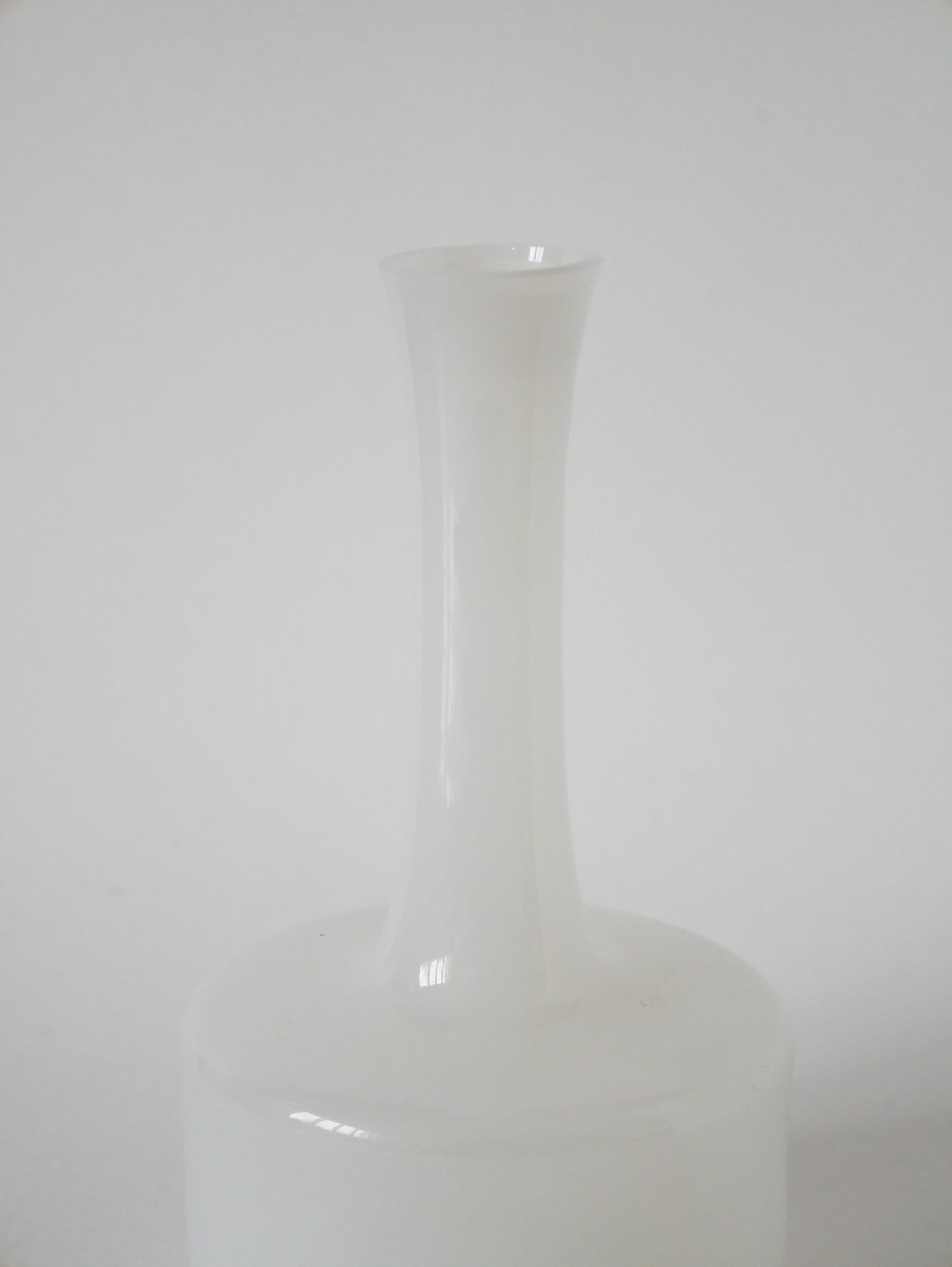 Vase en opaline blanc graphique, 1960, 20 X 11 cm