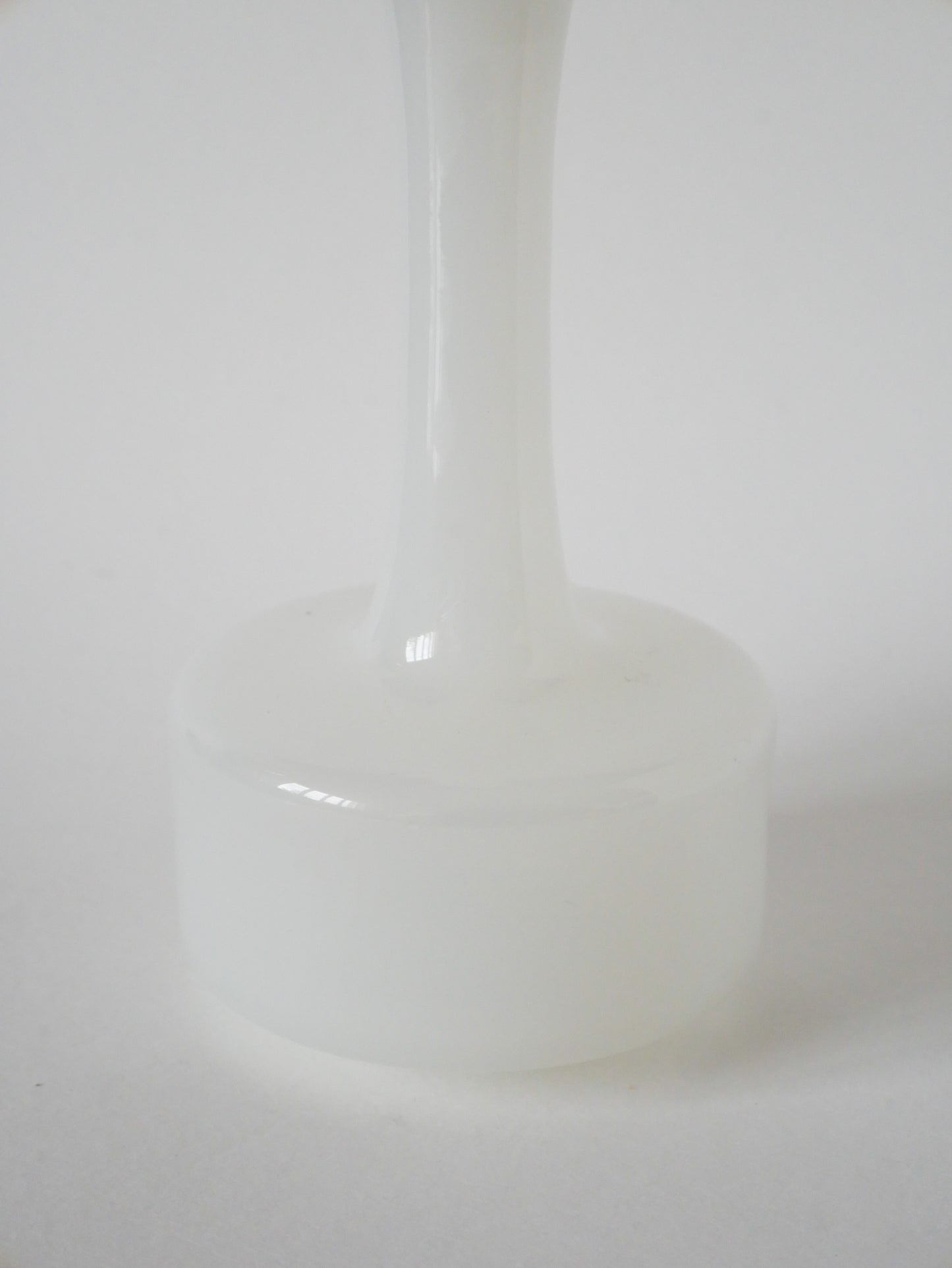 Vase en opaline blanc graphique, 1960, 20 X 11 cm