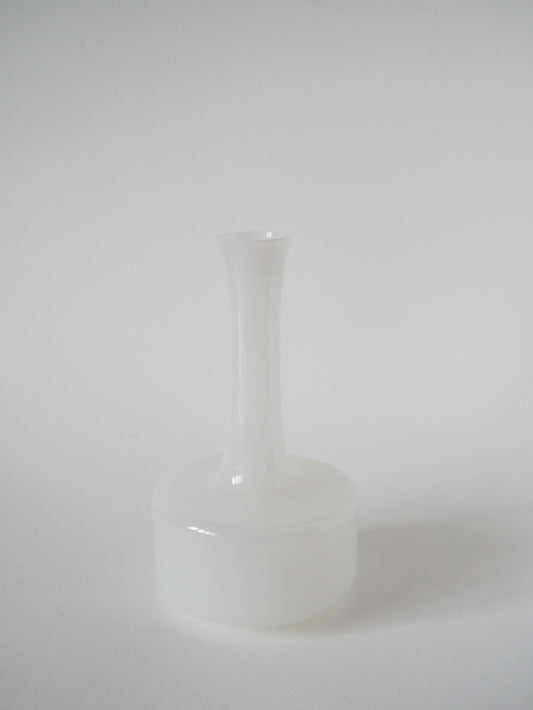 Vase en opaline blanc graphique, 1960, 20 X 11 cm