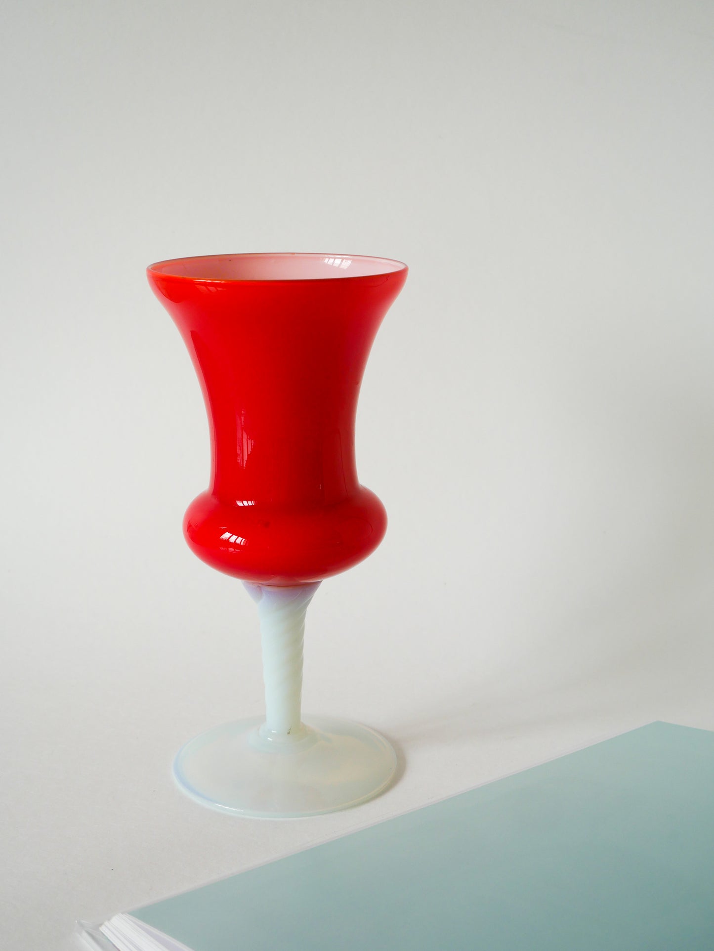 Vase en opaline rouge orange, 1960, 23 X 11 cm