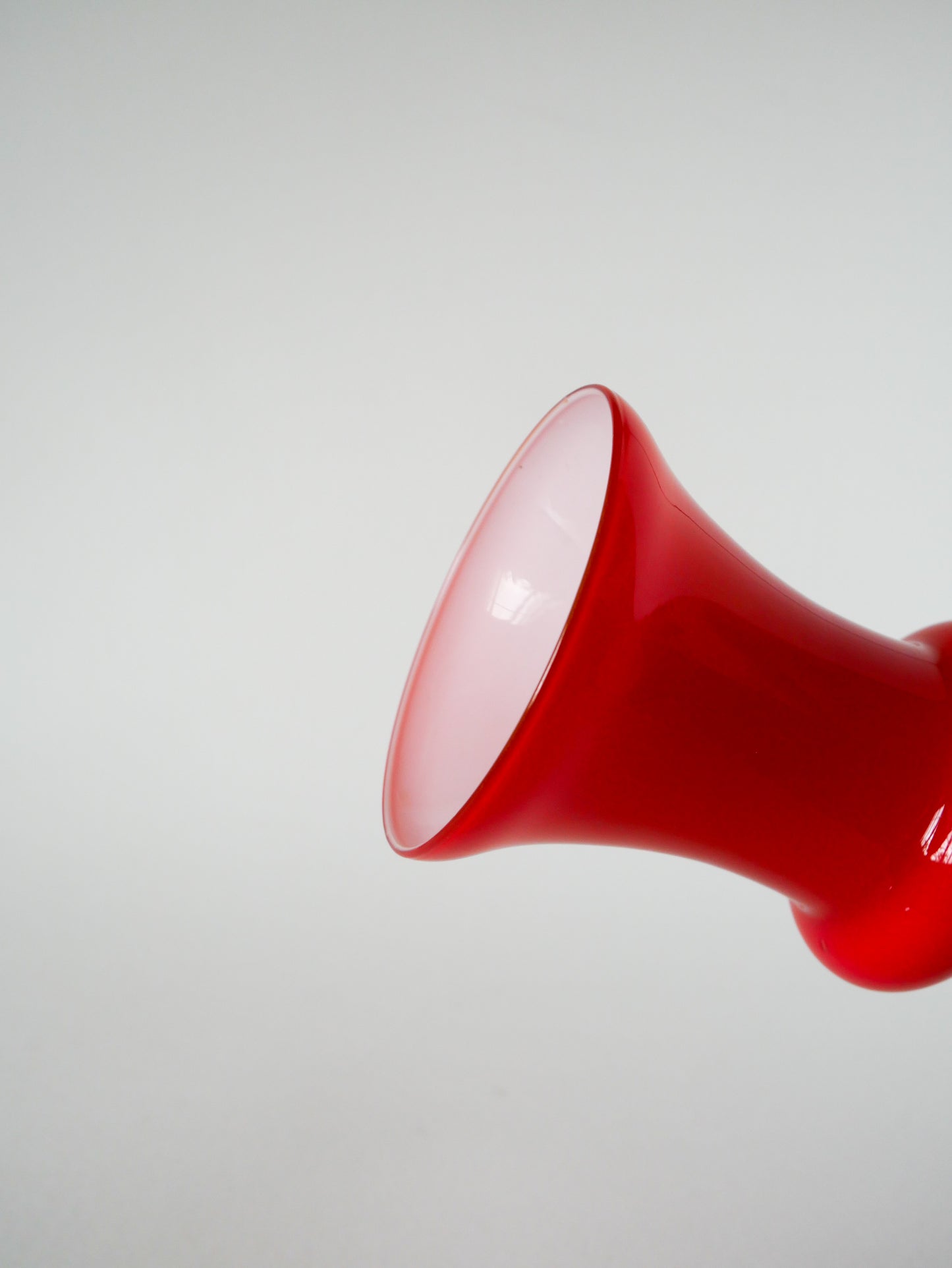 Vase en opaline rouge orange, 1960, 23 X 11 cm