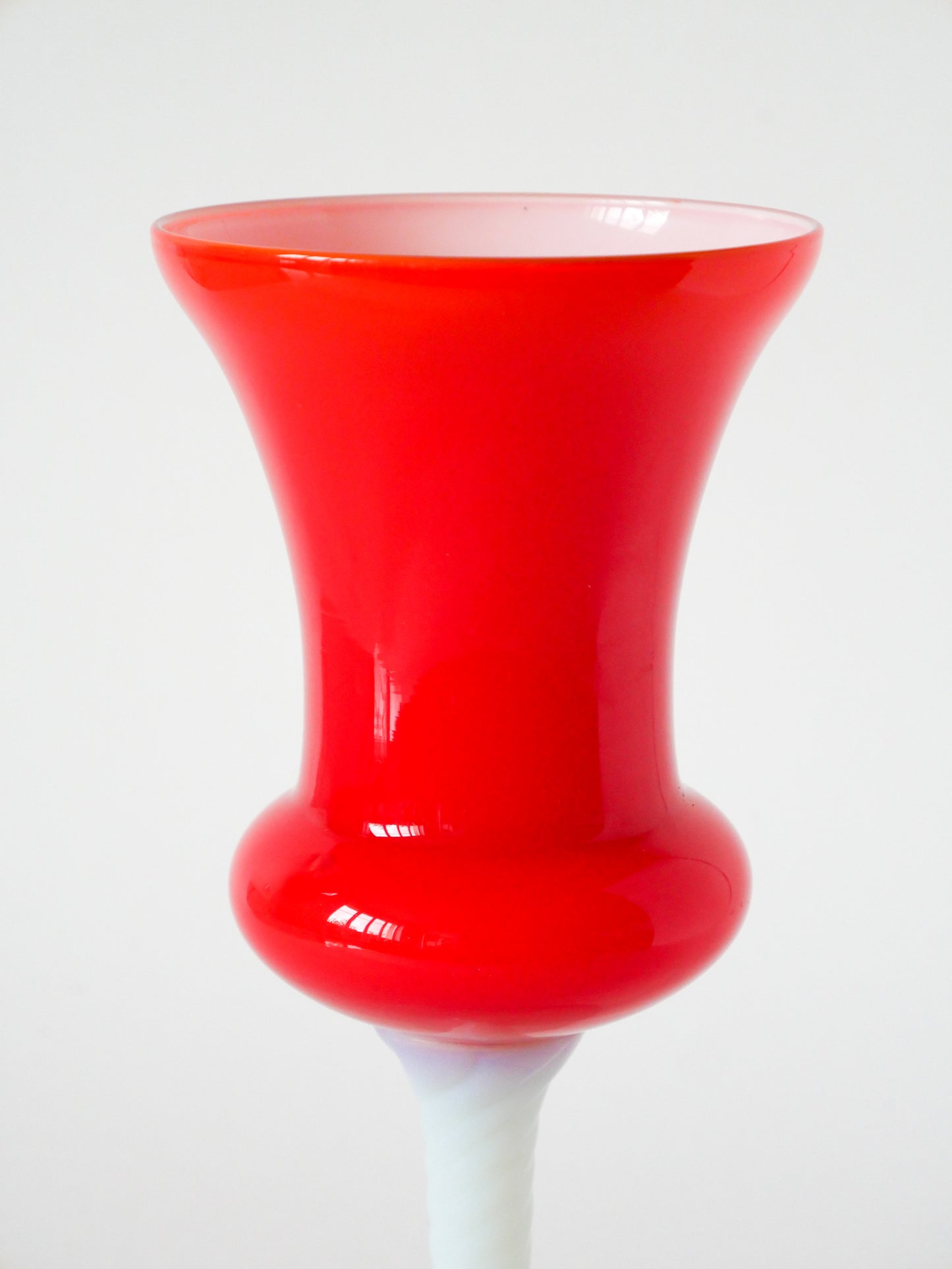 Vase en opaline rouge orange, 1960, 23 X 11 cm