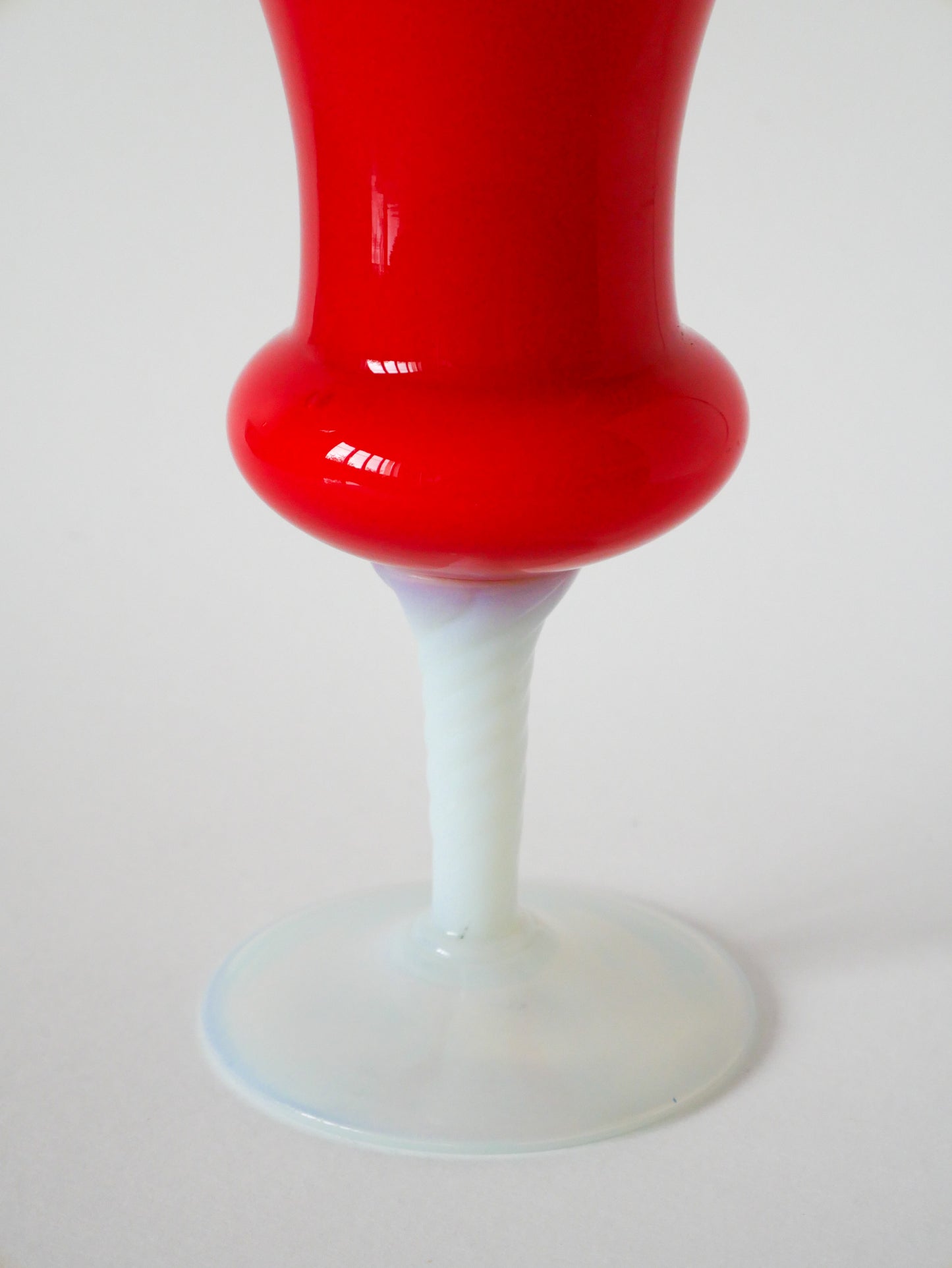 Vase en opaline rouge orange, 1960, 23 X 11 cm