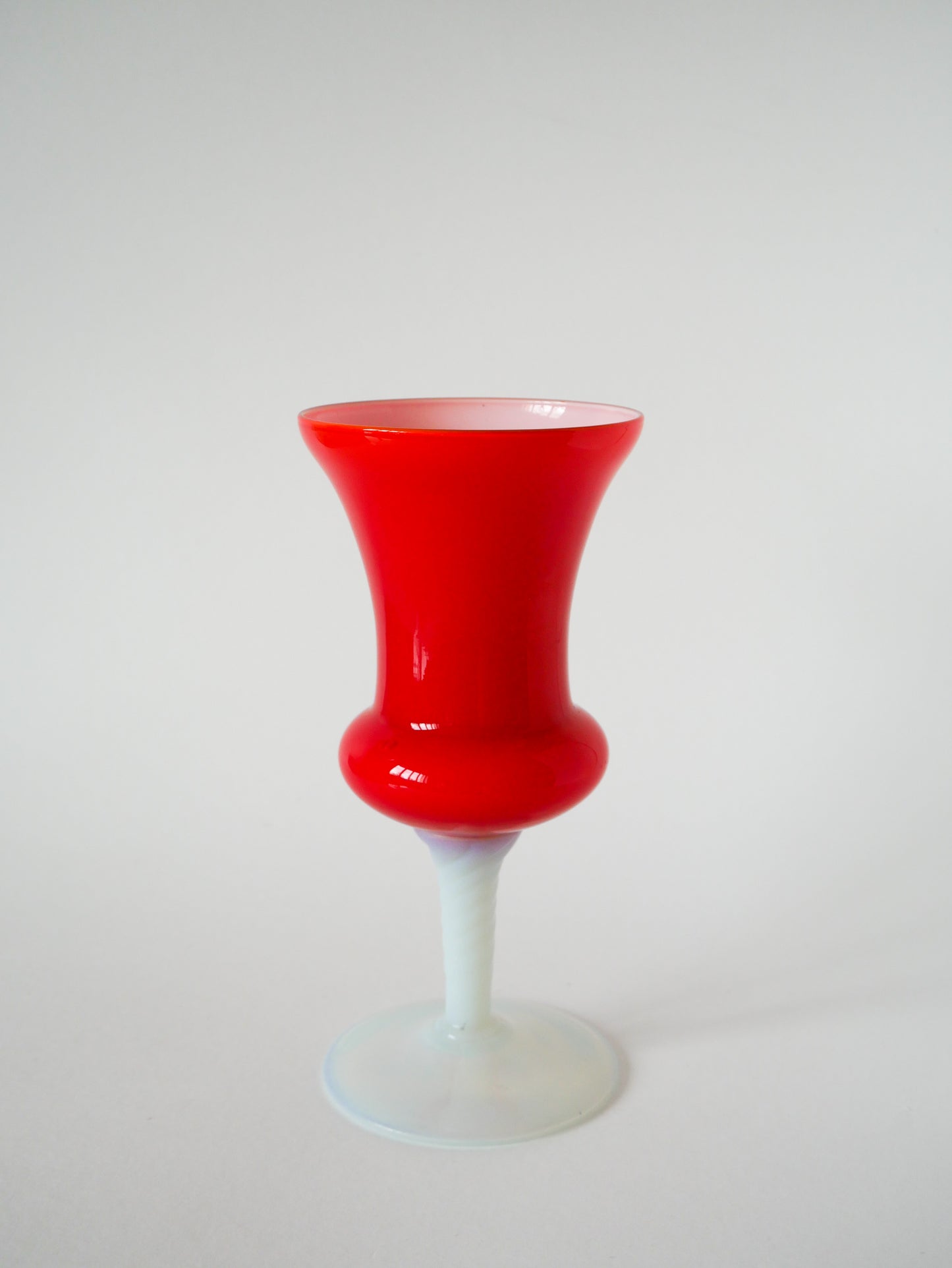 Vase en opaline rouge orange, 1960, 23 X 11 cm