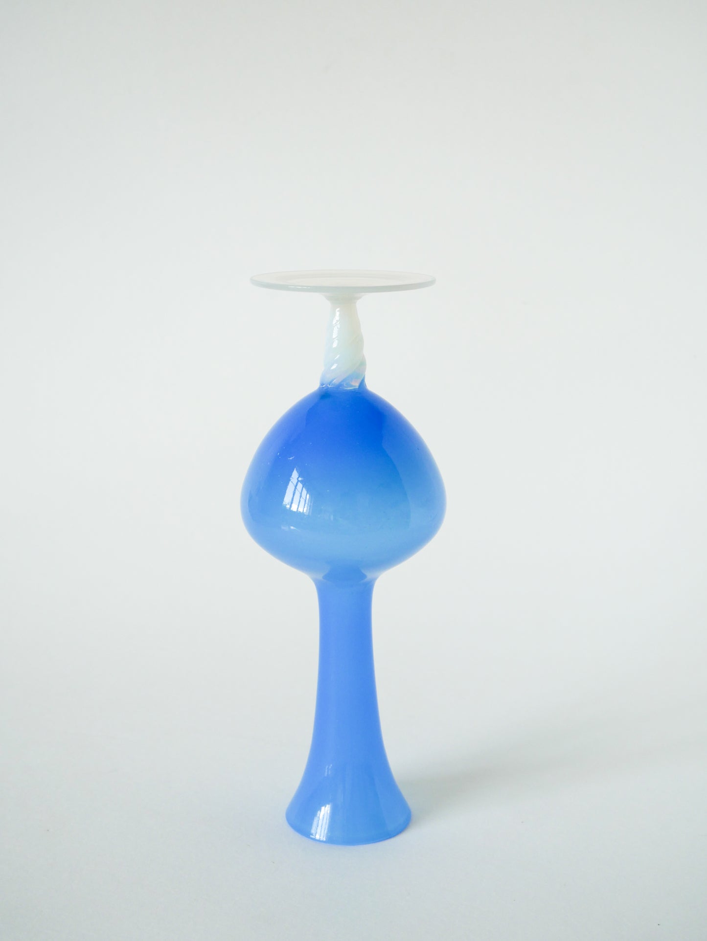 Vase en opaline bleu, Design, 1960 - 22 X 7 cm