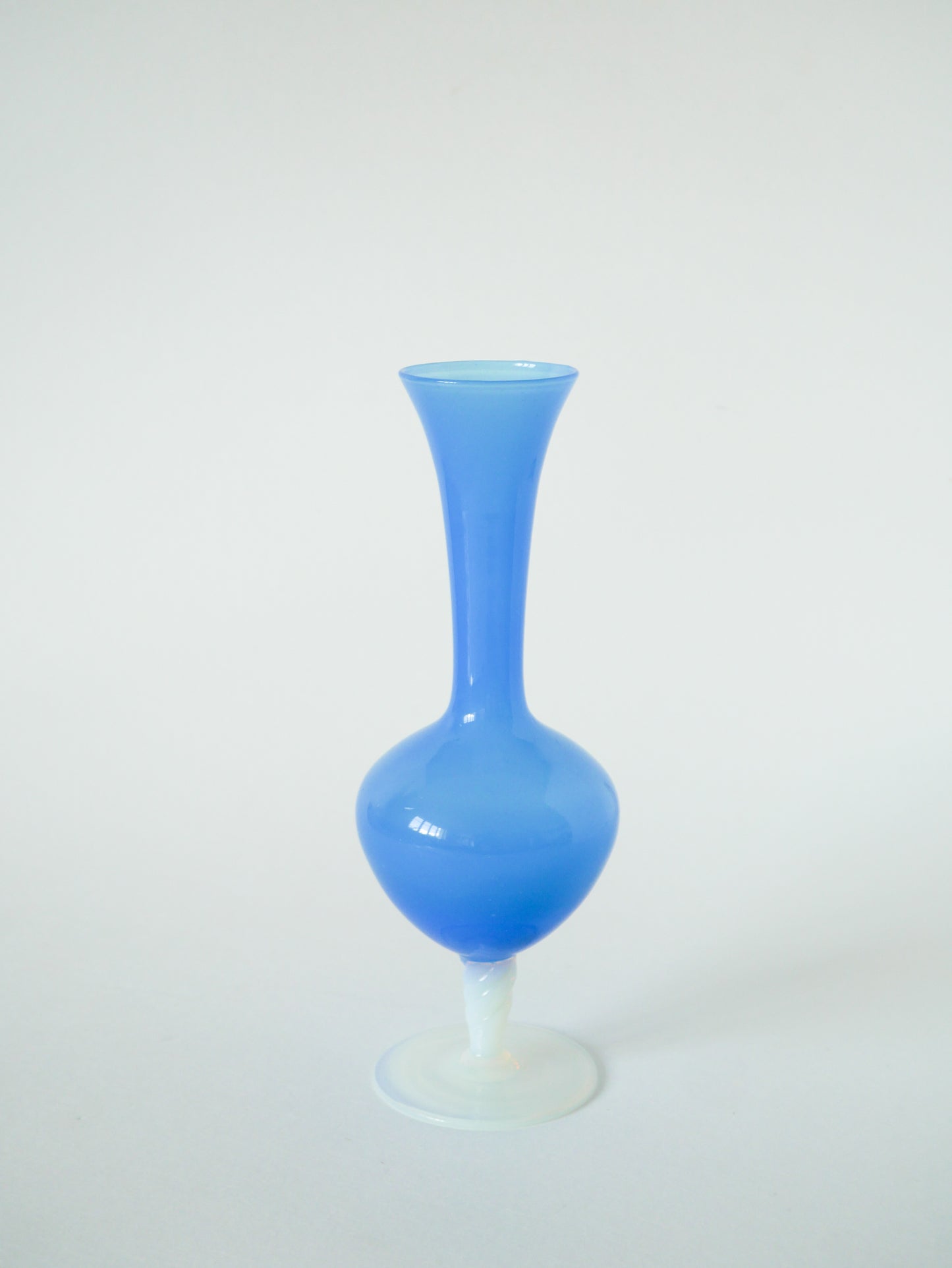 Vase en opaline bleu, Design, 1960 - 22 X 7 cm