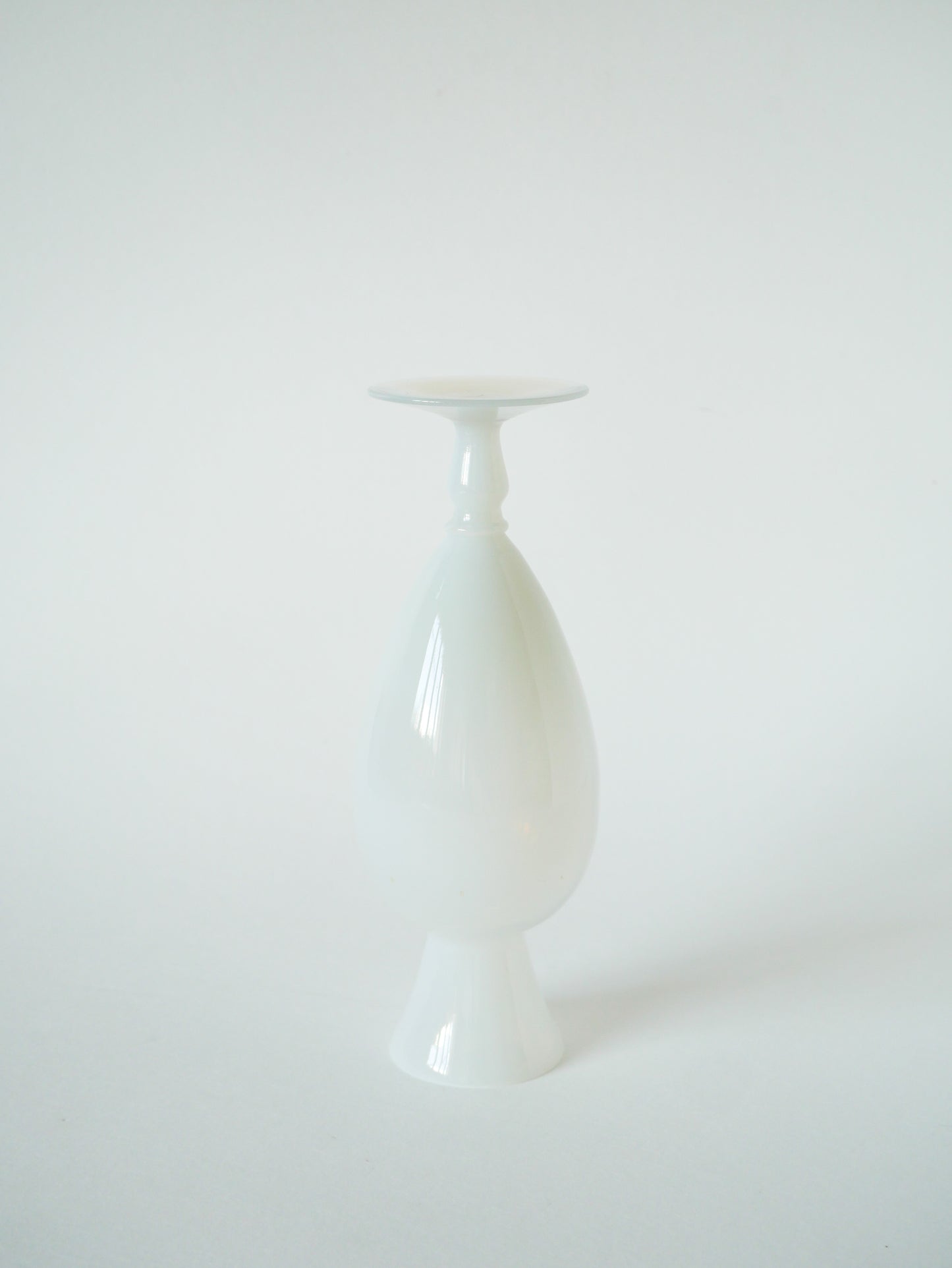 Vase en opaline blanc, Design, 1960 - 21 X 7 cm