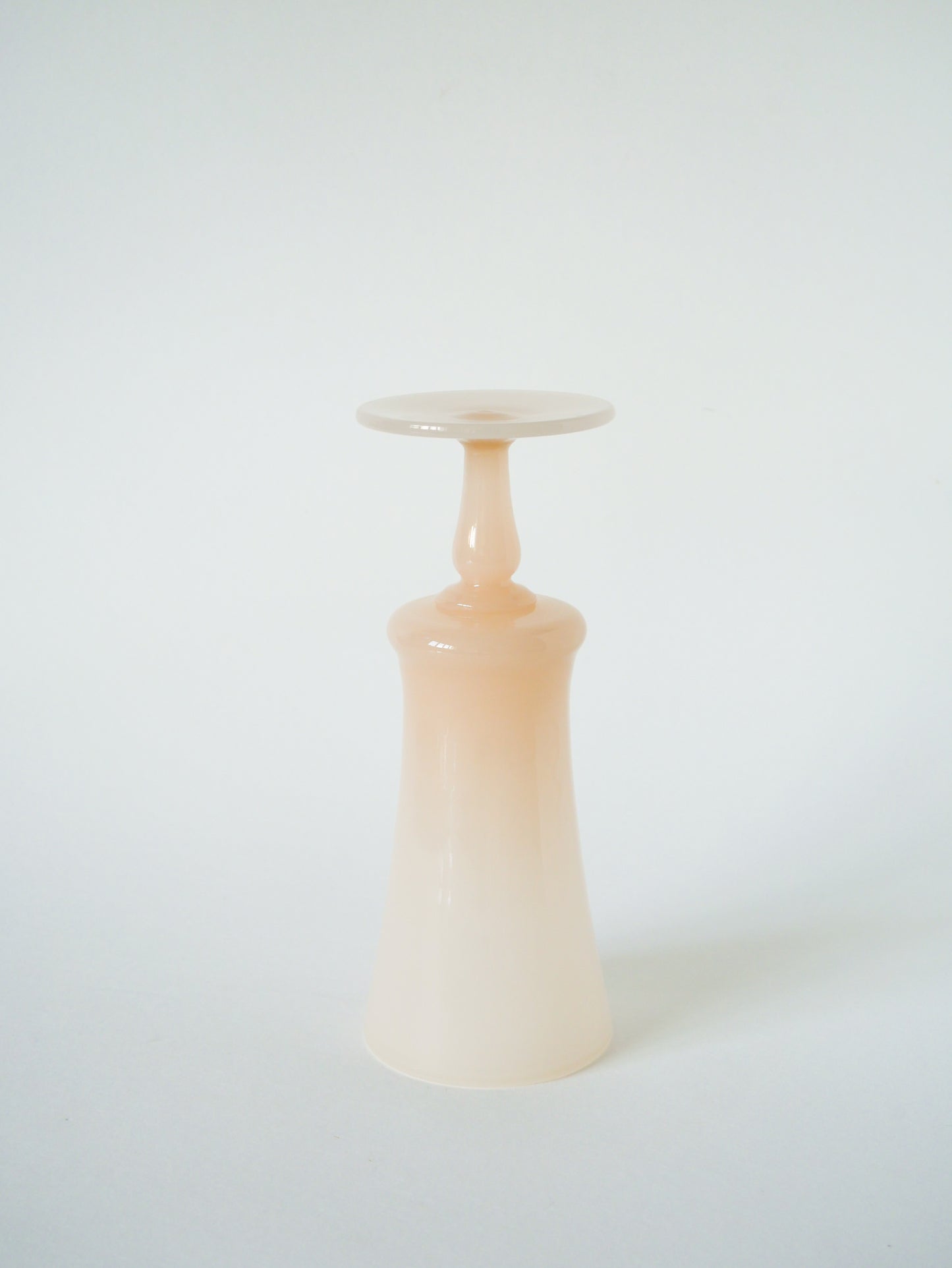 Vase en opaline rose, Design, 1960 -20.5 X 7.5 cm