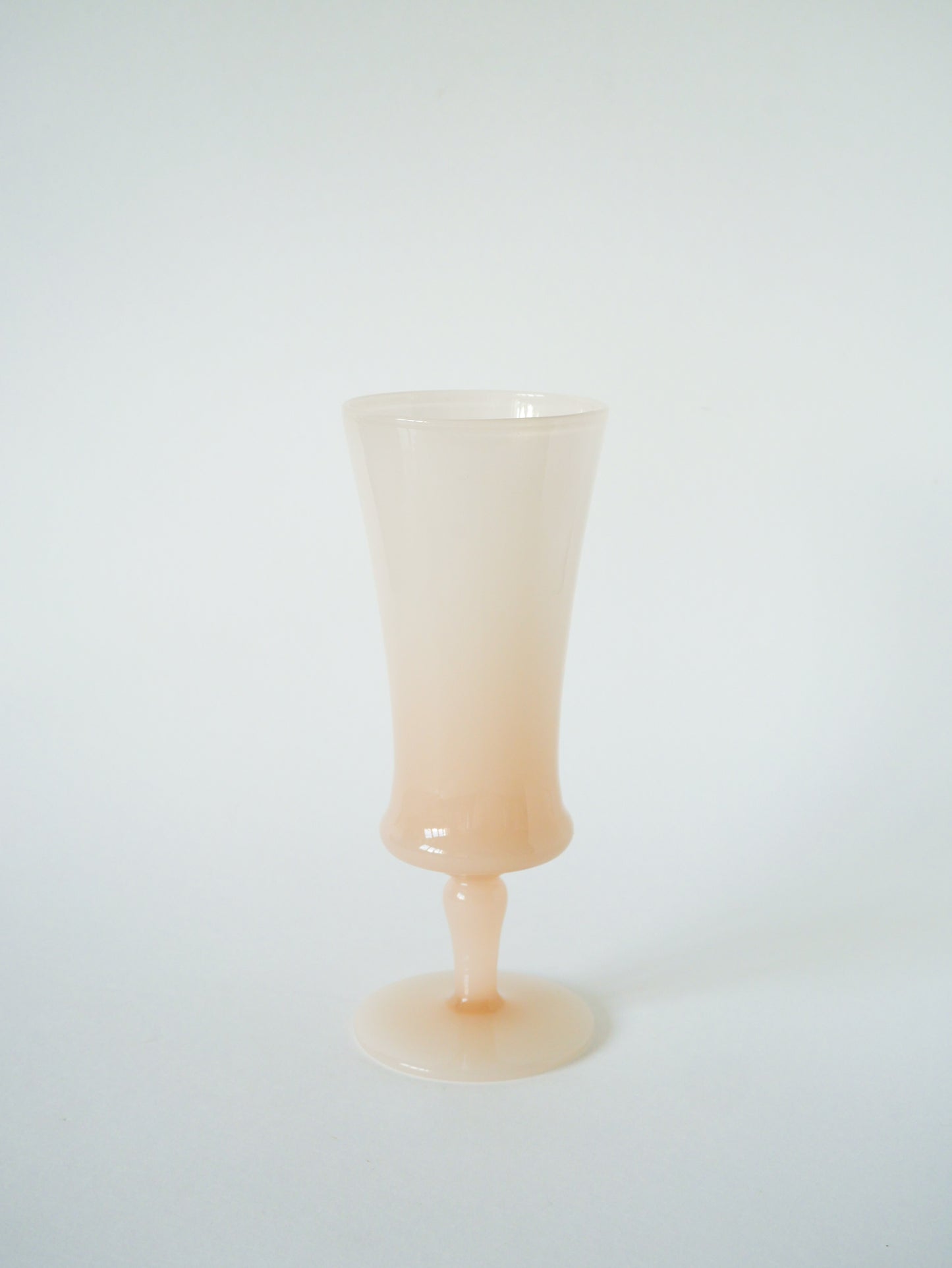 Vase en opaline rose, Design, 1960 -20.5 X 7.5 cm