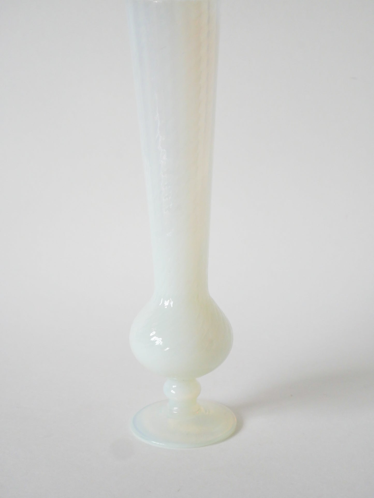 Vase en opaline, Blanc Opalescent, 1960