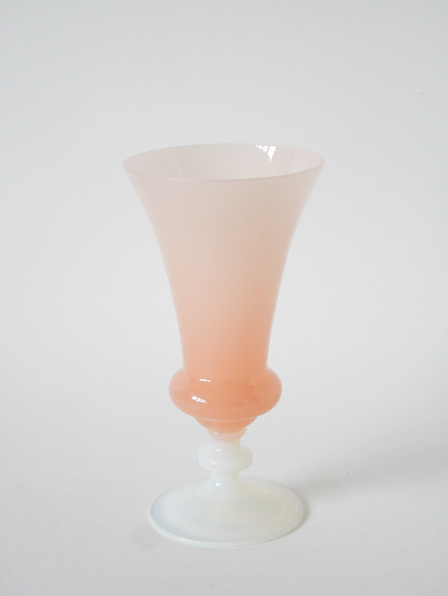 Vase en opaline, Rose à pieds Blanc, 1960