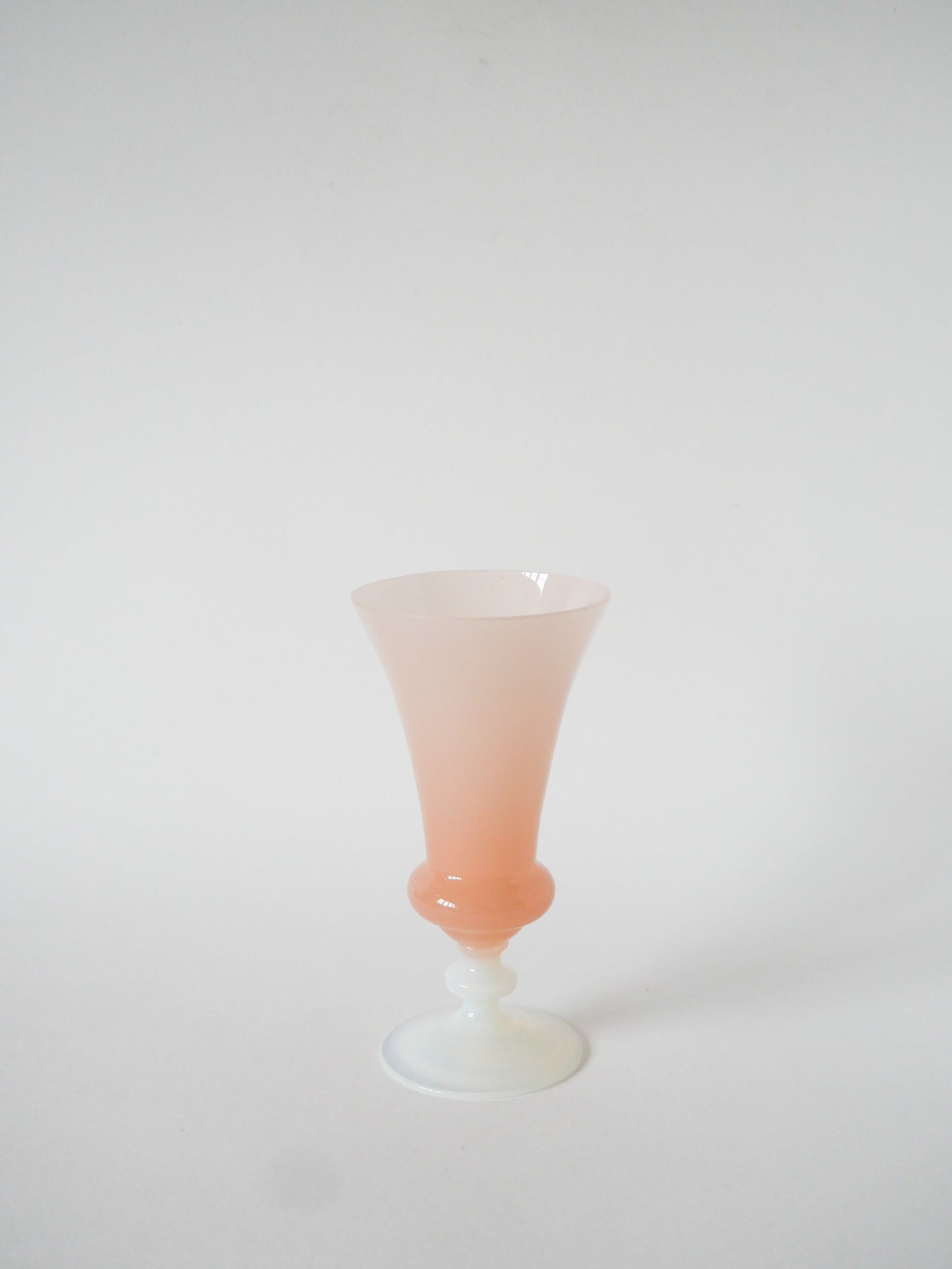 Vase en opaline, Rose à pieds Blanc, 1960