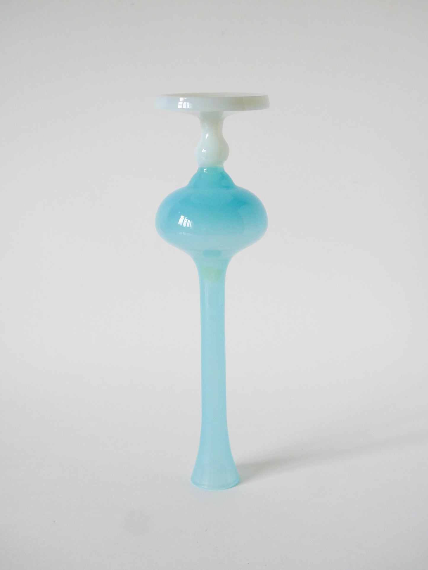 Grand vase en opaline, Bleu à pieds Blanc, 1960