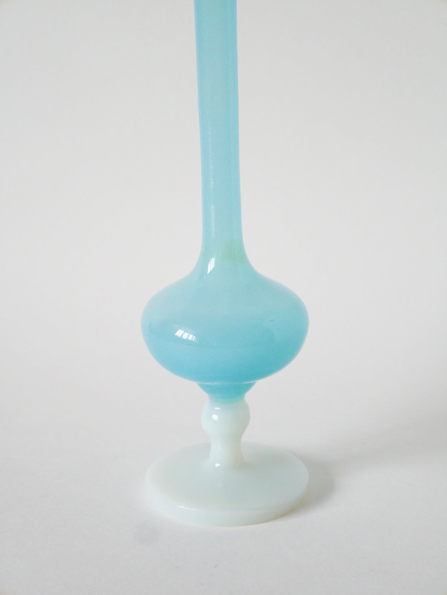 Grand vase en opaline, Bleu à pieds Blanc, 1960