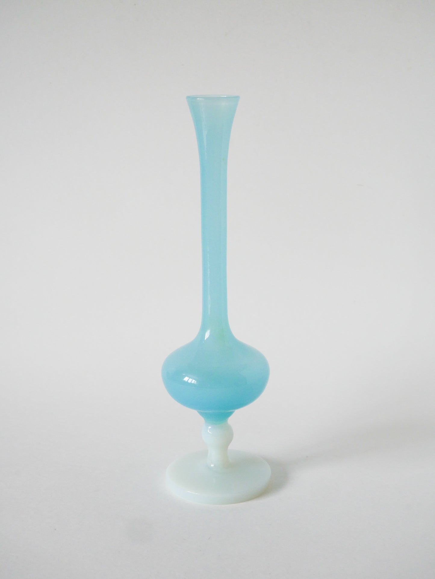 Grand vase en opaline, Bleu à pieds Blanc, 1960