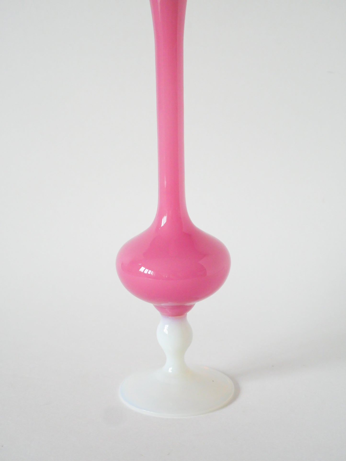 Grand vase en opaline, Rose Vif à pieds Blanc, 1960