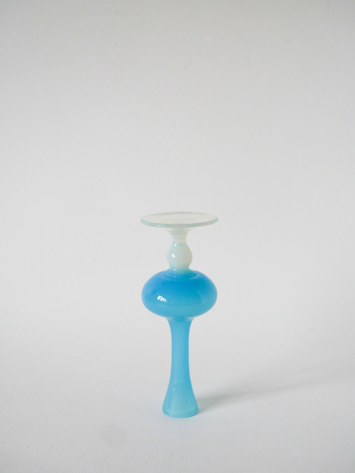 Petit vase en opaline, Bleu à pieds Blanc, 1960