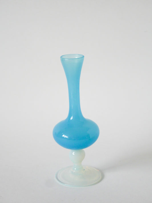 Petit vase en opaline, Bleu à pieds Blanc, 1960