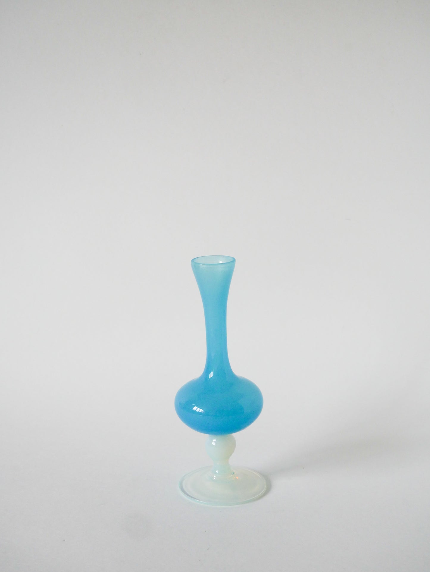 Petit vase en opaline, Bleu à pieds Blanc, 1960