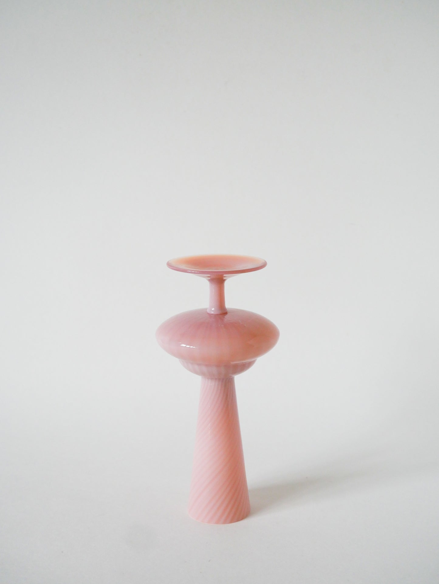 Petit vase en opaline texturé, Rose, 1950