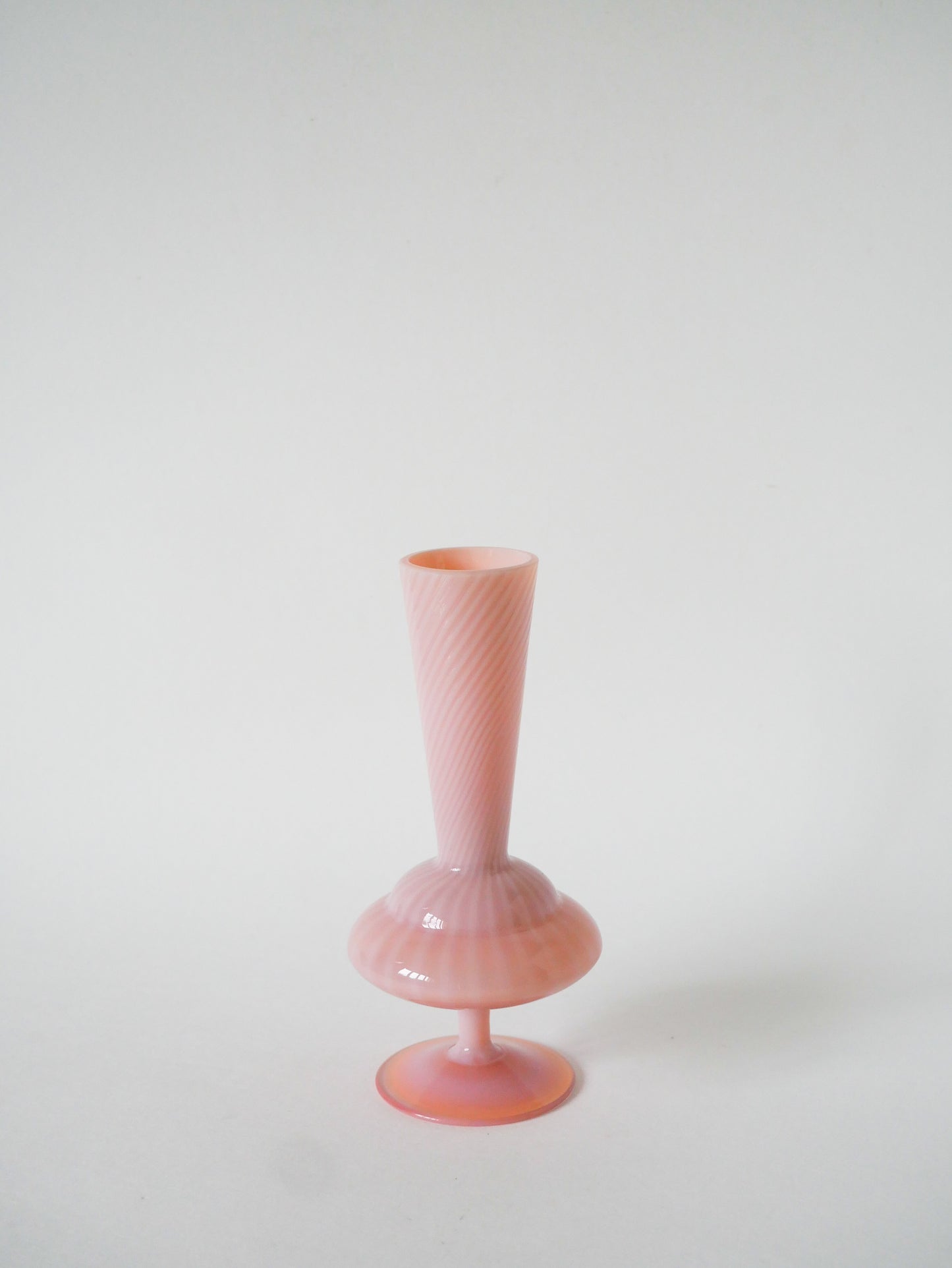 Petit vase en opaline texturé, Rose, 1950