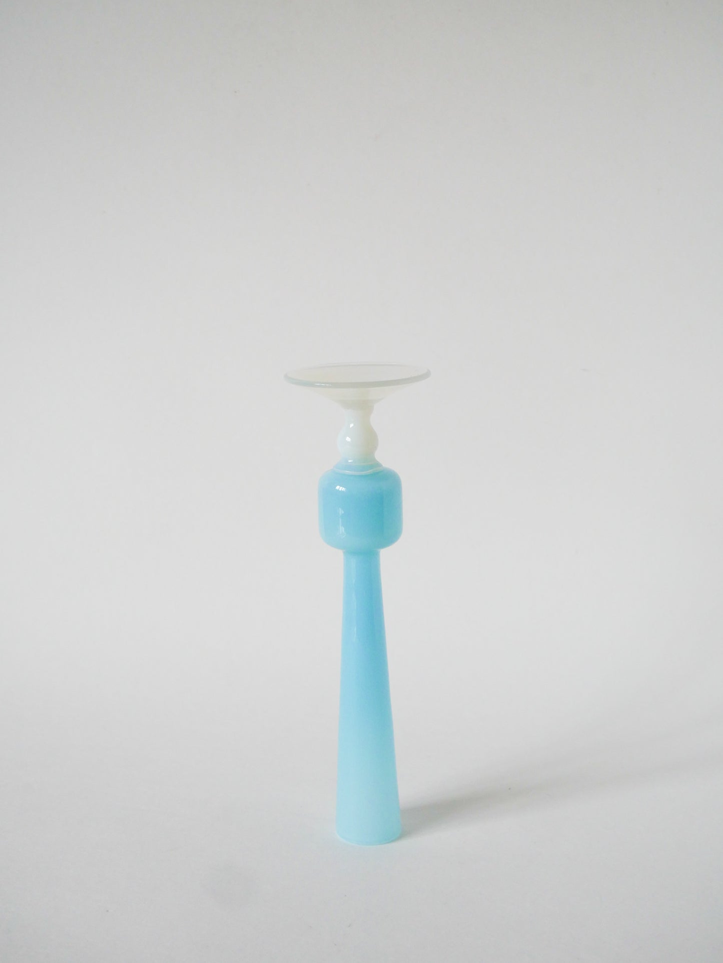 Petit vase en opaline, Bleu Ciel à pieds Blanc, 1960