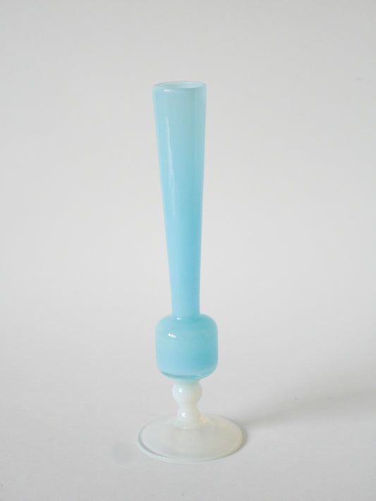 Petit vase en opaline, Bleu Ciel à pieds Blanc, 1960