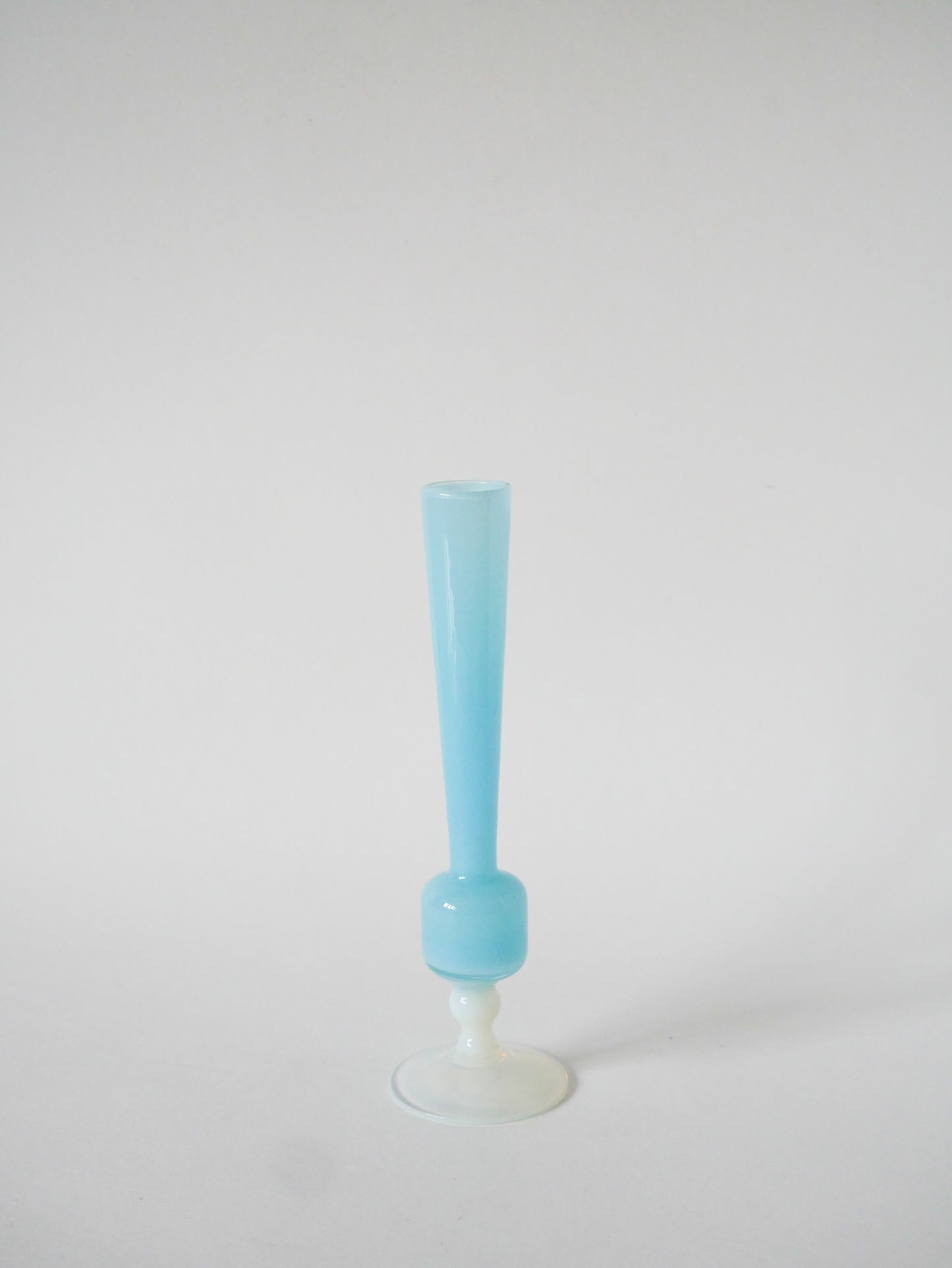 Petit vase en opaline, Bleu Ciel à pieds Blanc, 1960