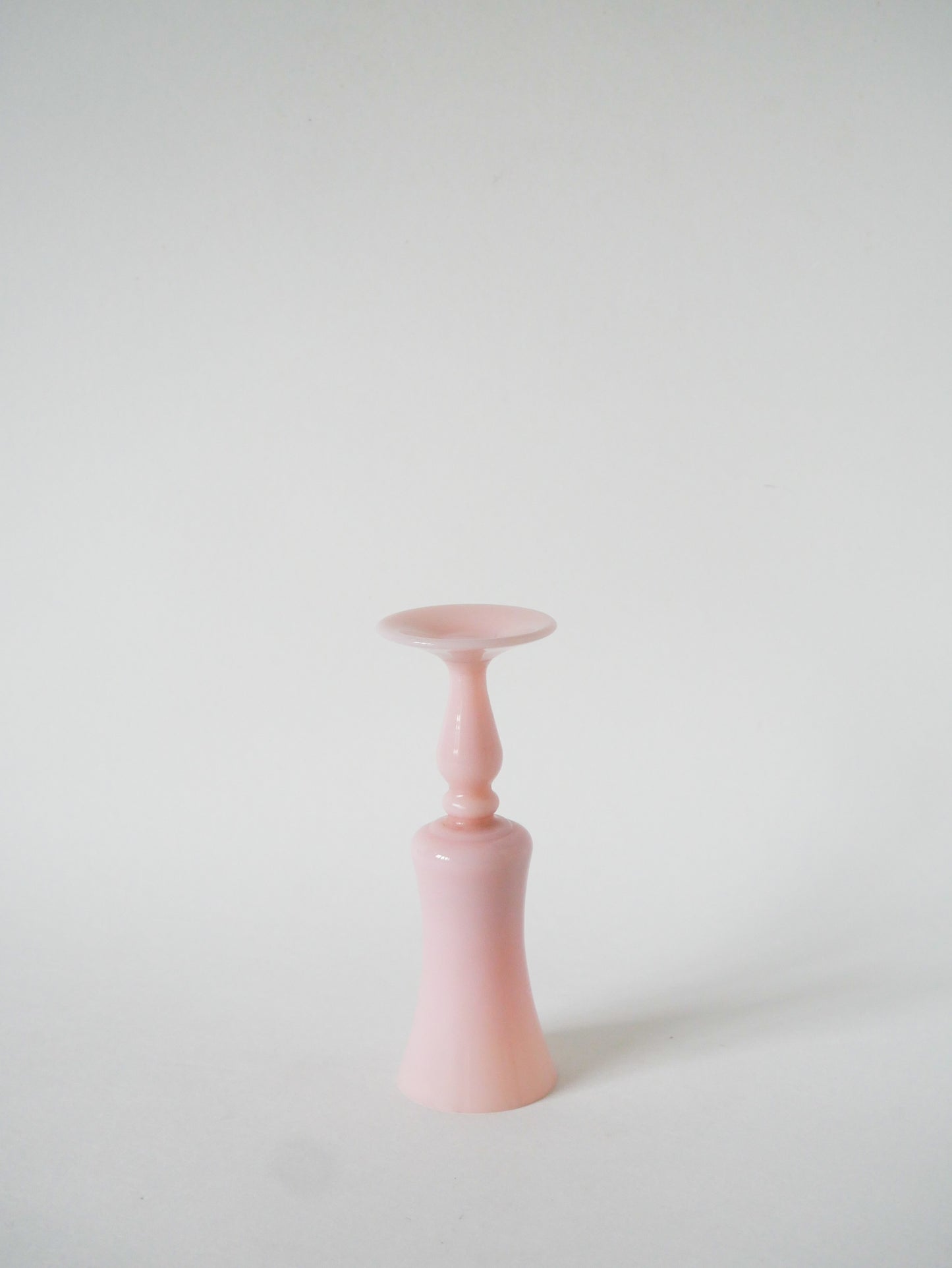 Petit vase en opaline, Rose Bonbon, 1960