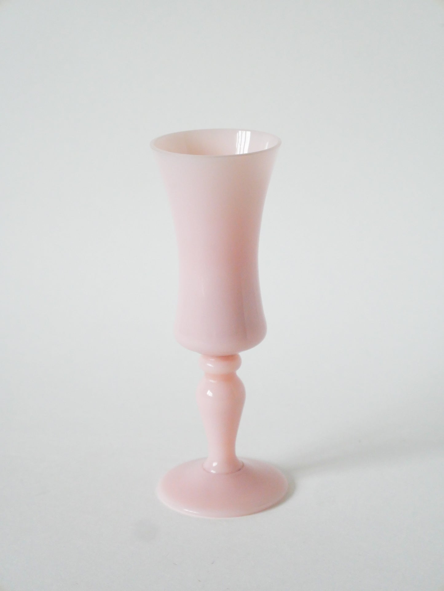 Petit vase en opaline, Rose Bonbon, 1960