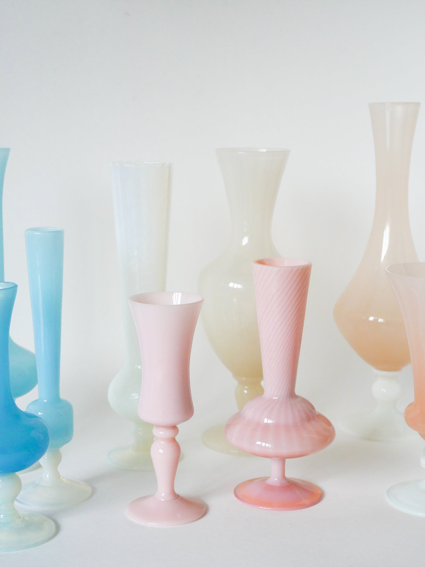 Petit vase en opaline, Rose Bonbon, 1960