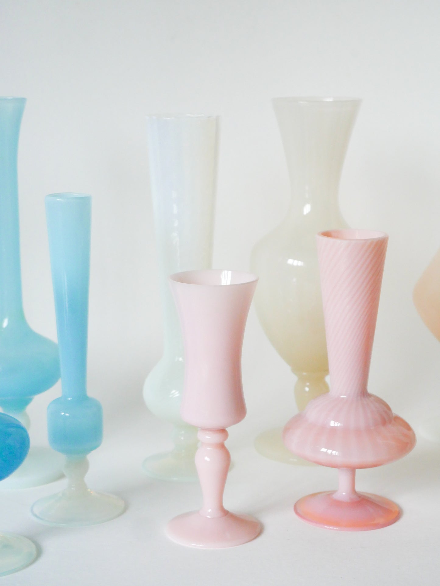 Petit vase en opaline, Rose Bonbon, 1960