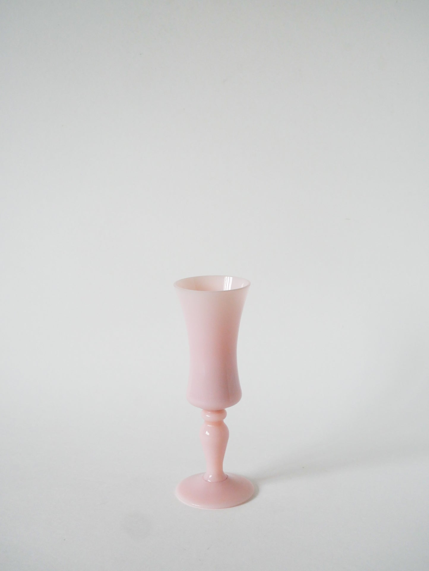 Petit vase en opaline, Rose Bonbon, 1960