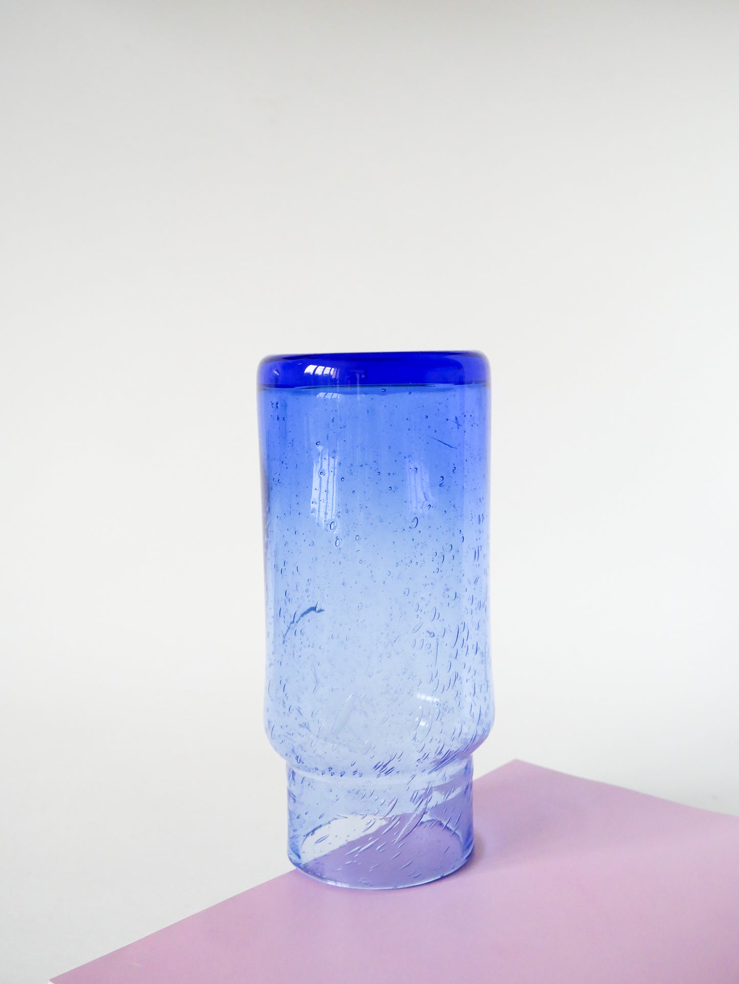 Vase en verre bullé, Style Biot, Bleu Klein, 1970