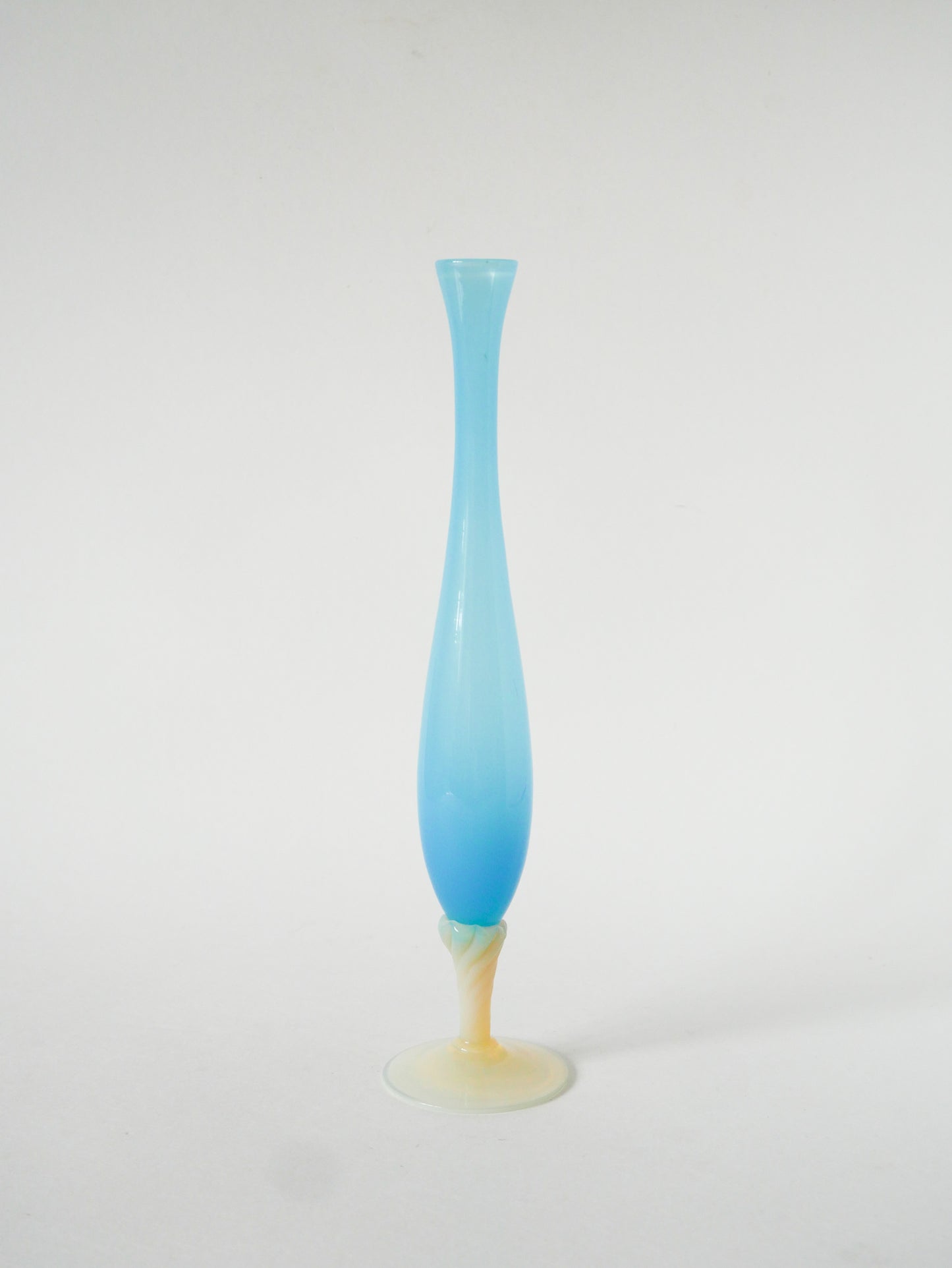 Vase en opaline allongé, Bleu Ciel et pieds Blanc, 1960